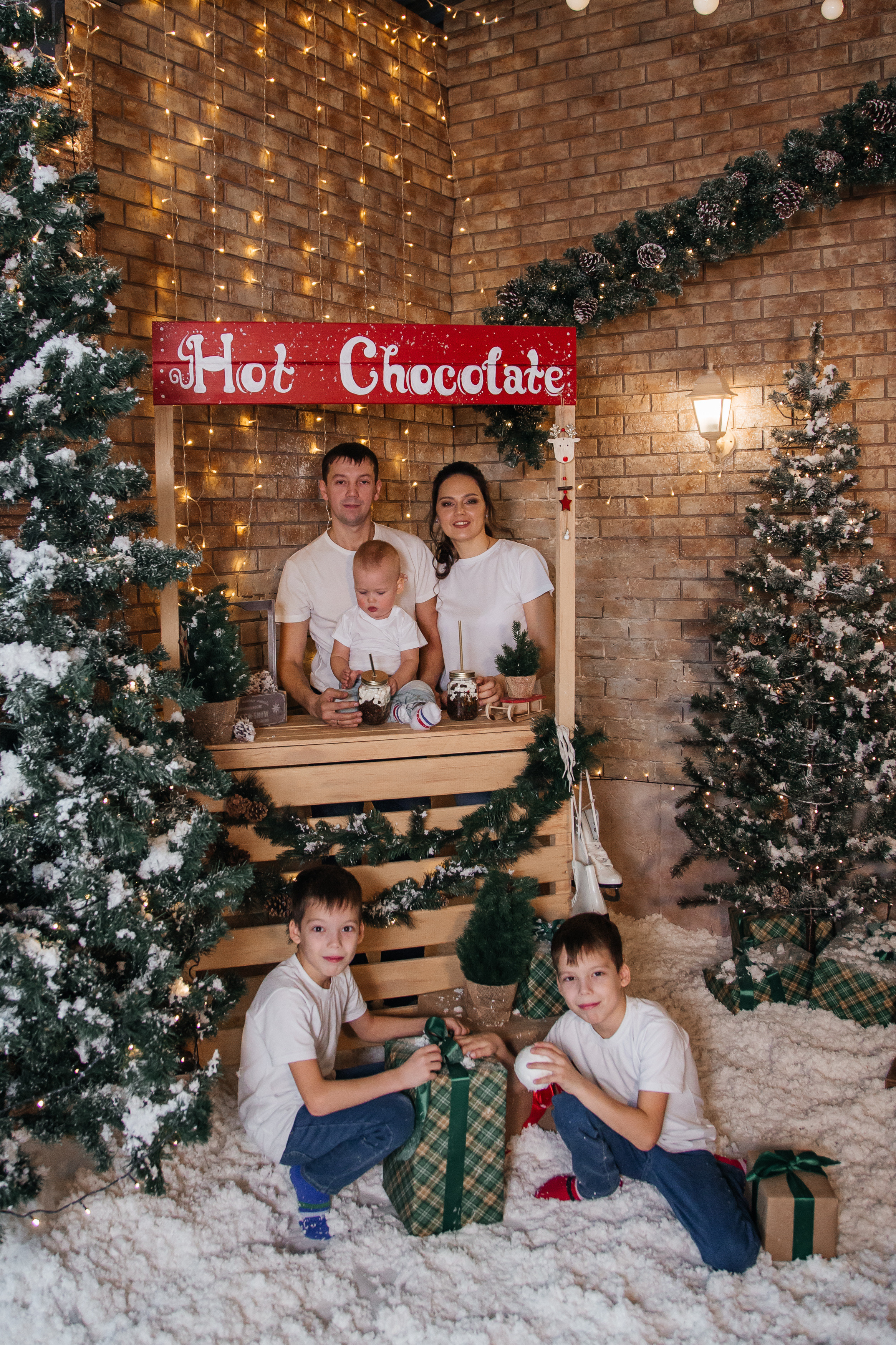 Семейная фотосессия в фотостудии Зазеркалье. Свадебный и семейный фотограф в Новосибирске Ирина Дорошкова