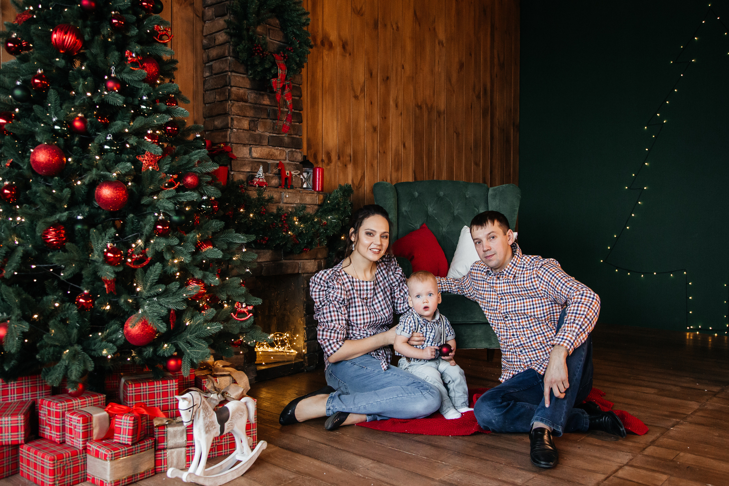 Семейная фотосессия в фотостудии Зазеркалье. Свадебный и семейный фотограф в Новосибирске Ирина Дорошкова
