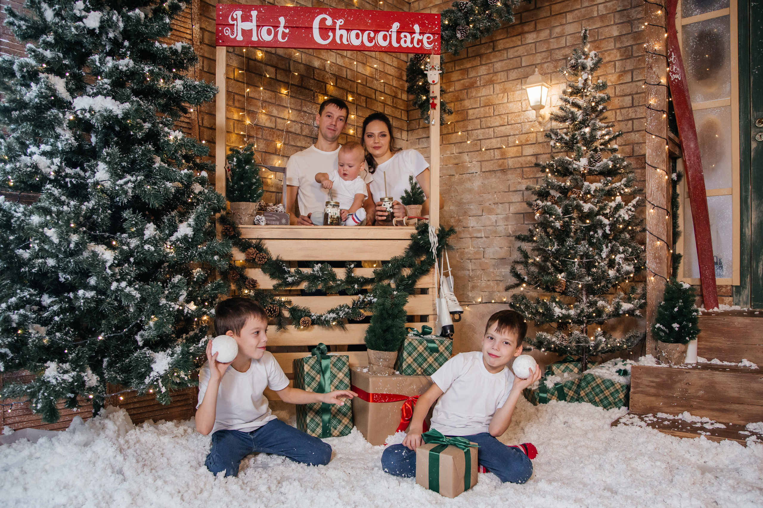 Семейная фотосессия в фотостудии Зазеркалье. Свадебный и семейный фотограф в Новосибирске Ирина Дорошкова