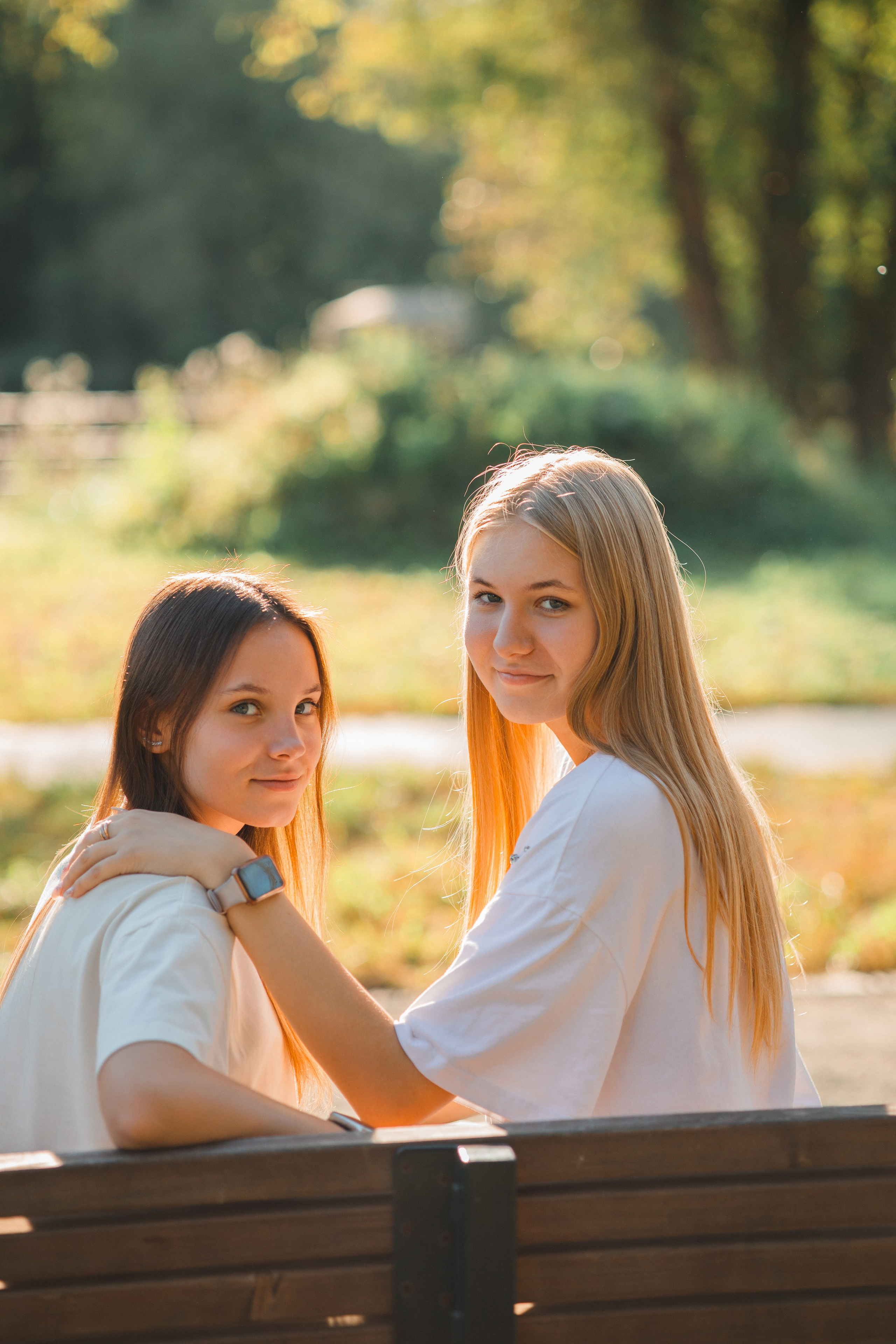 Прогулочная фотосессия на выпускной альбом с 11 классом в Серпухове. Выпускные альбомы в Серпухове