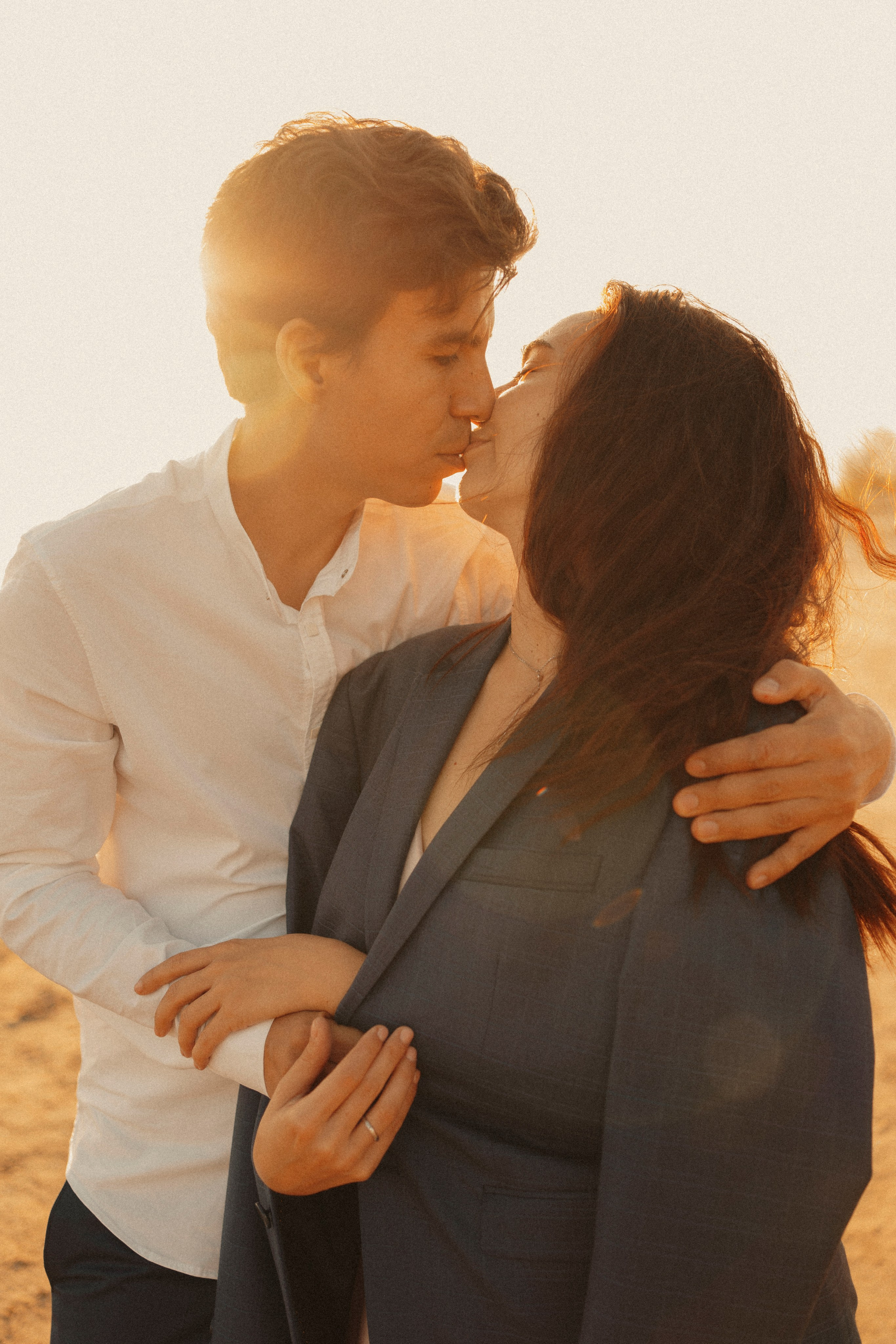 Love Story в свадебных нарядах на берегу реки. Портретный фотограф в Казани, Красной Поляне и Сочи Анна Кузнецова