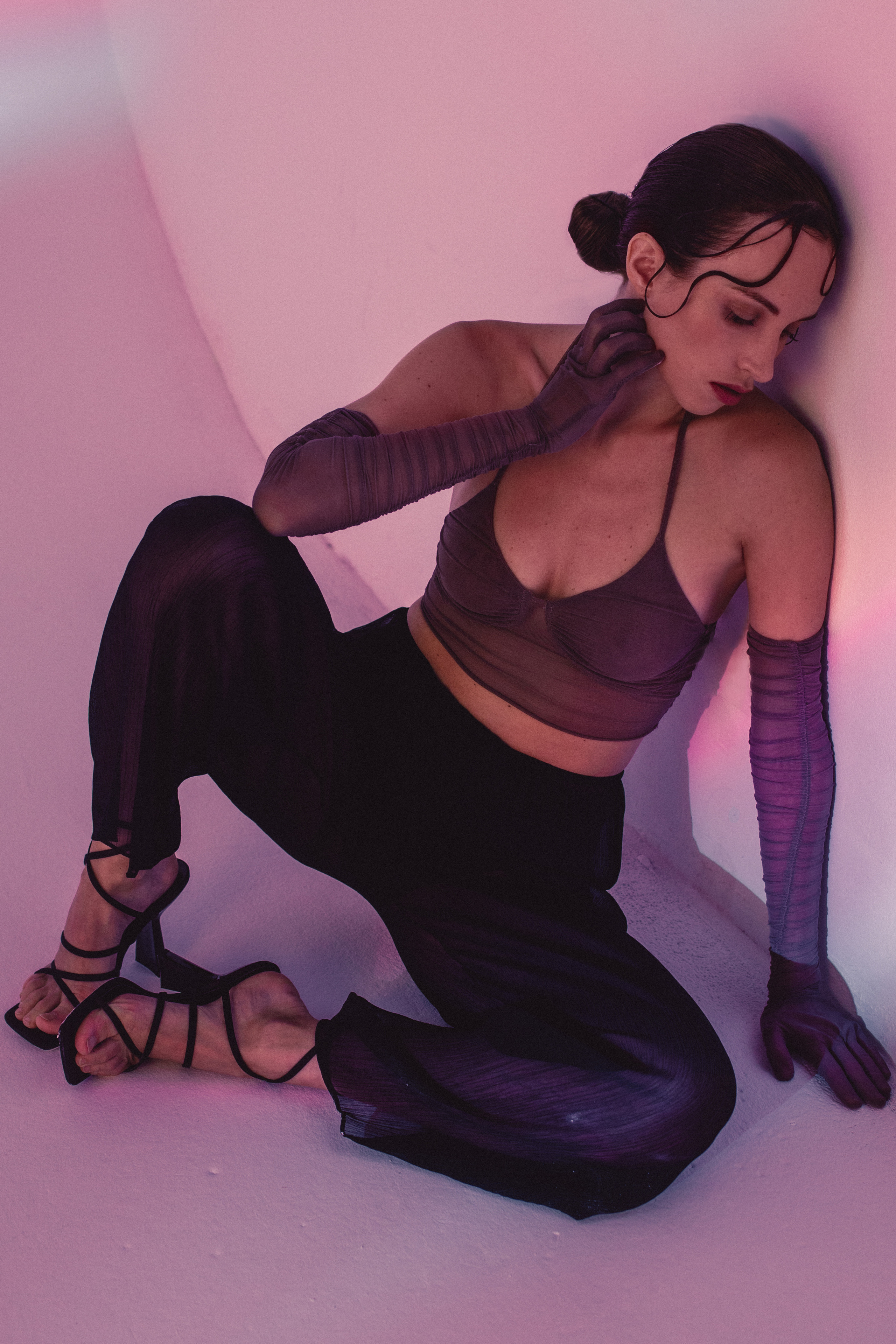 сидящая девушка в розовом цвете