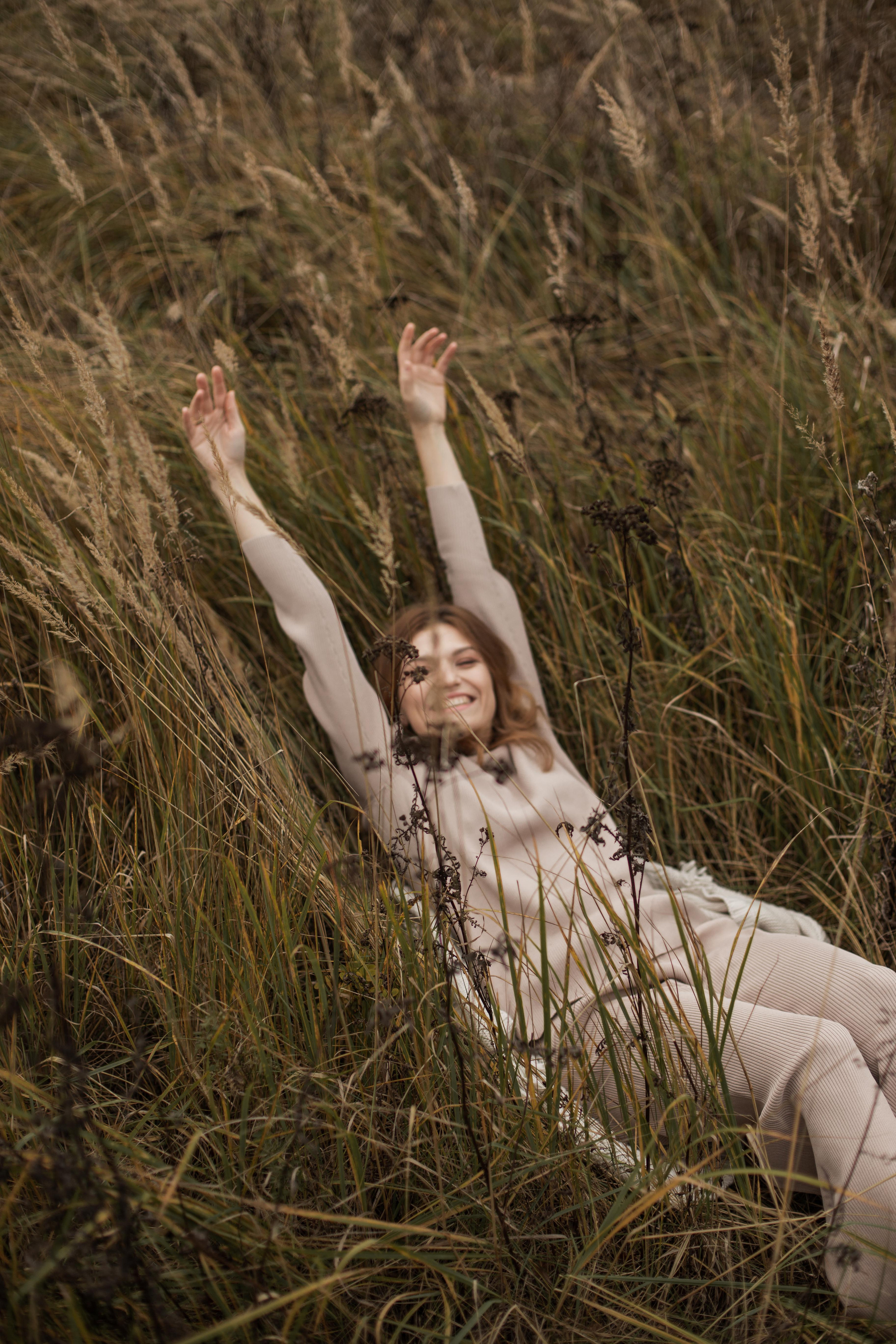 девушка в траве 