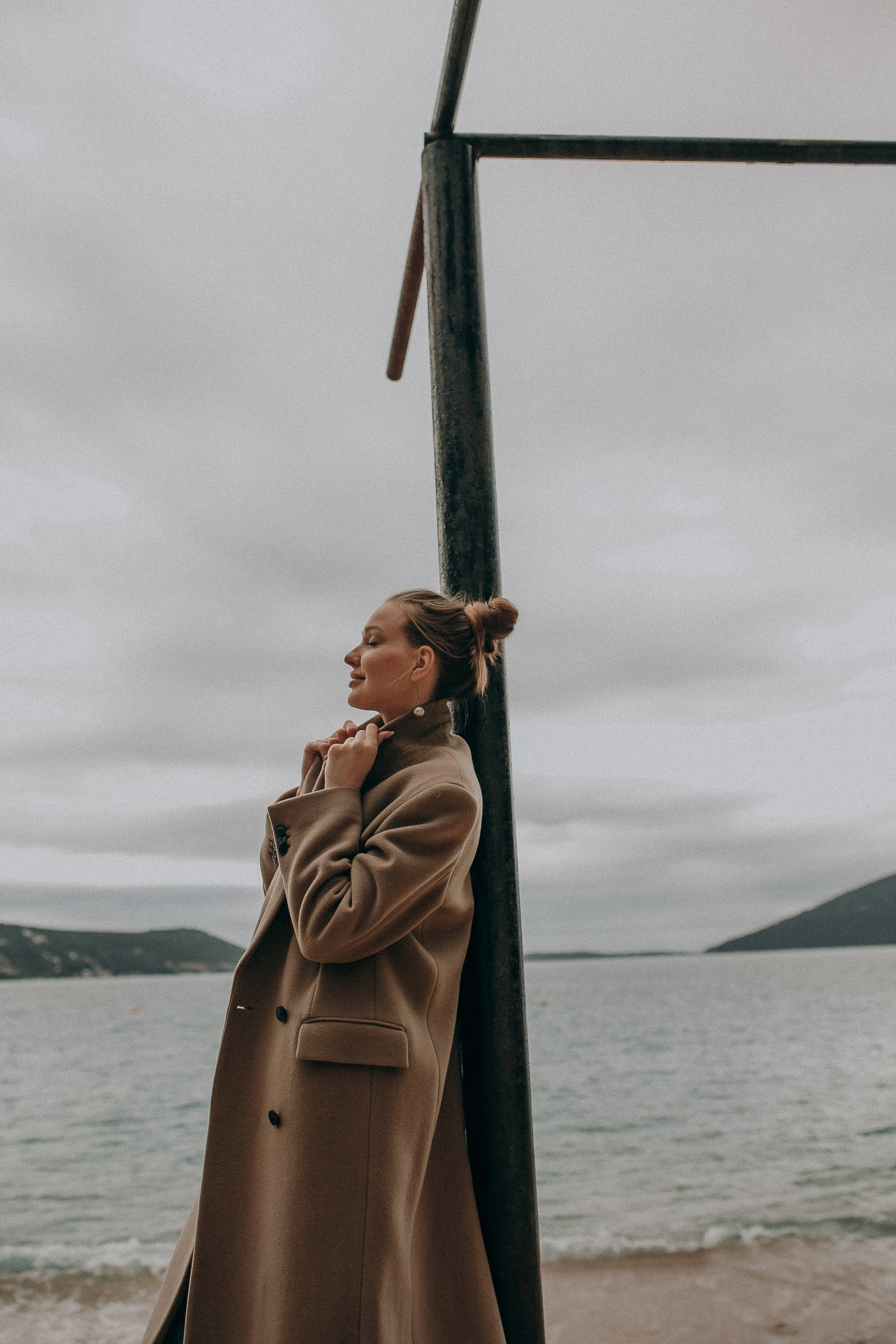 Стильная фотосессия на природе. Женская фотосессия на природе с морским пейзажем и горами.