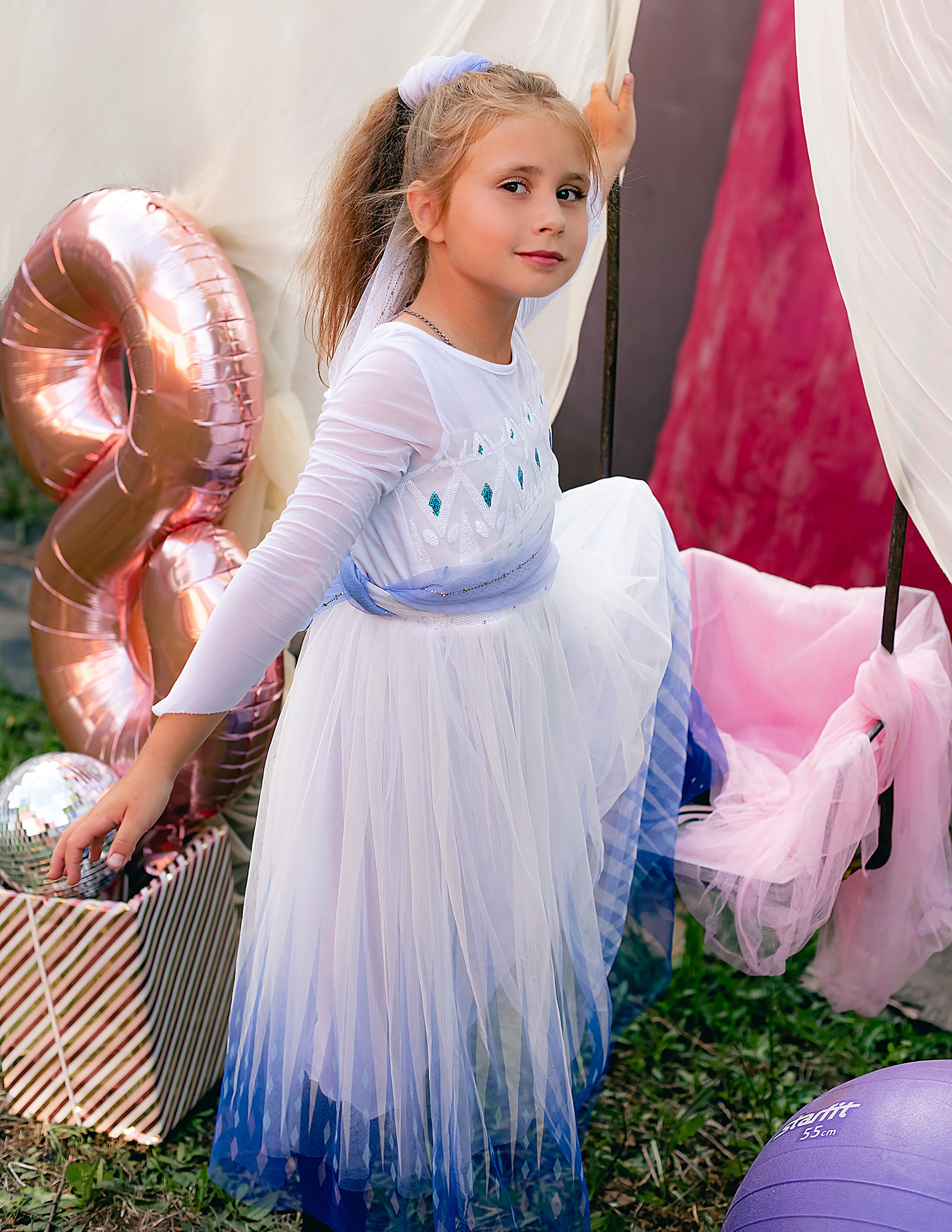 На фото девочка подросток на качелях.