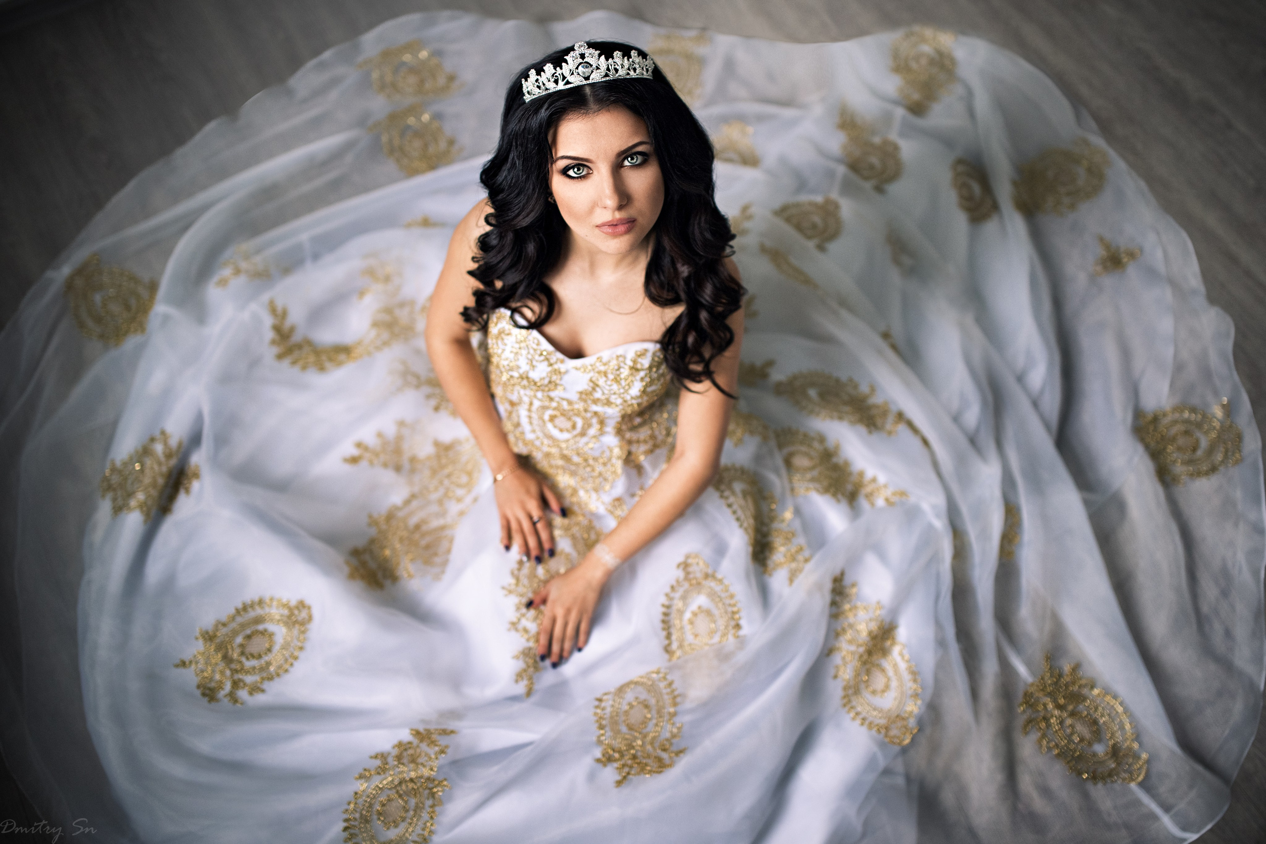 Съемка в студии с интерьером с Кристиной в белом пышном платье в формате для «себя»