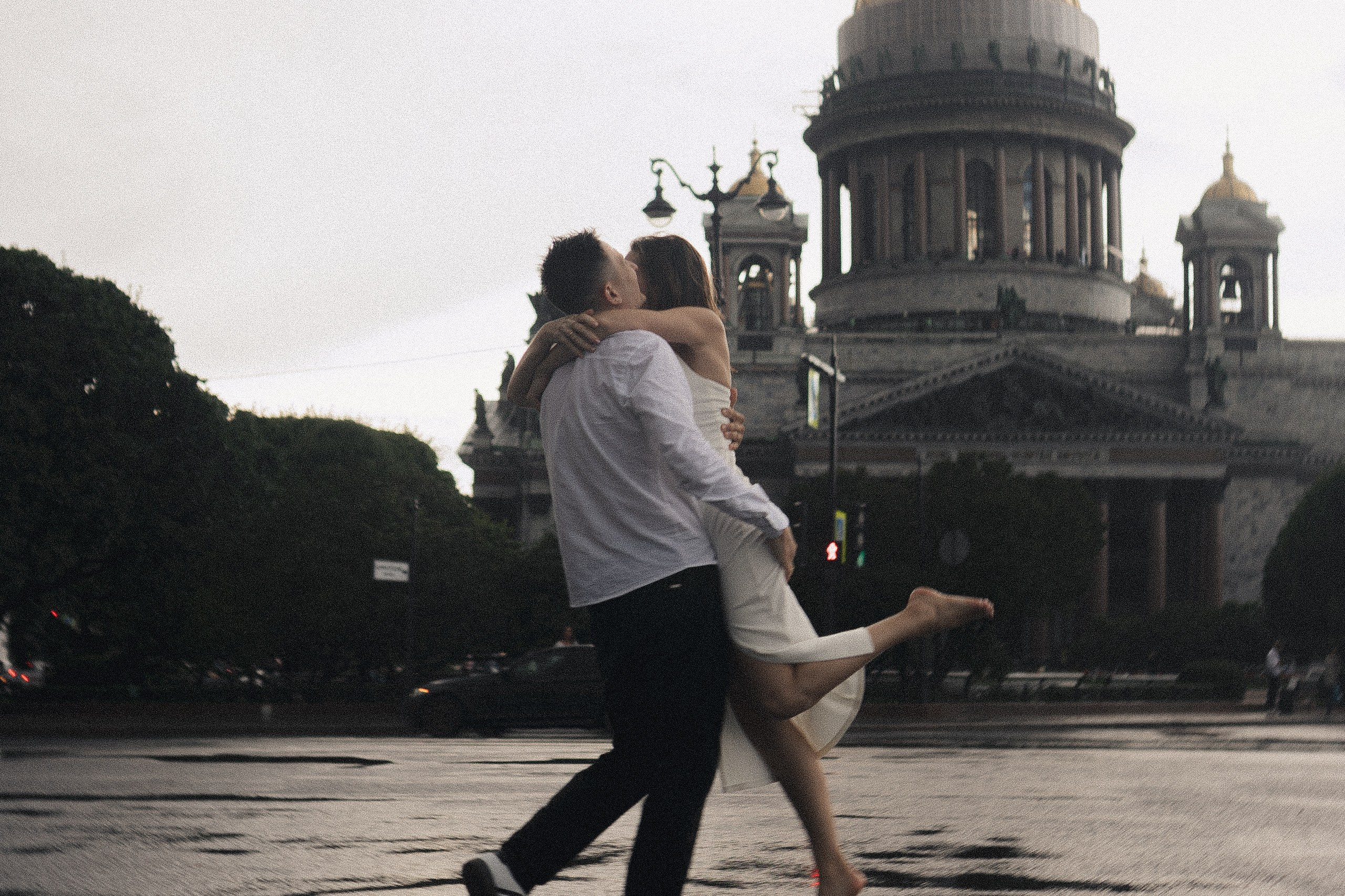 СВАДЕБНАЯ ФОТОСЕСИСИЯ В МЕТРО И ВОЗЛЕ ИСАКИЕВСКОГО СОБОРА В ДОЖДЬ. Профессиональный фотограф, Санкт-Петербург — Виктория Богомолова