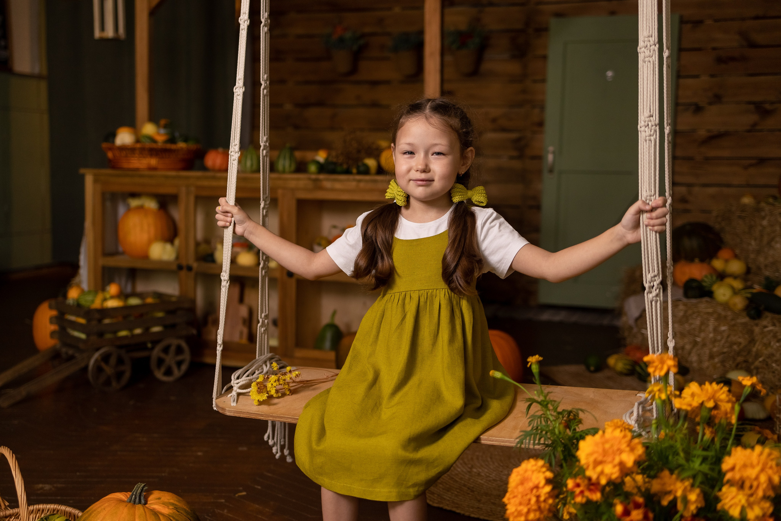 Настена с тыковками. Семейный и детский фотограф Оля в Тюмени
