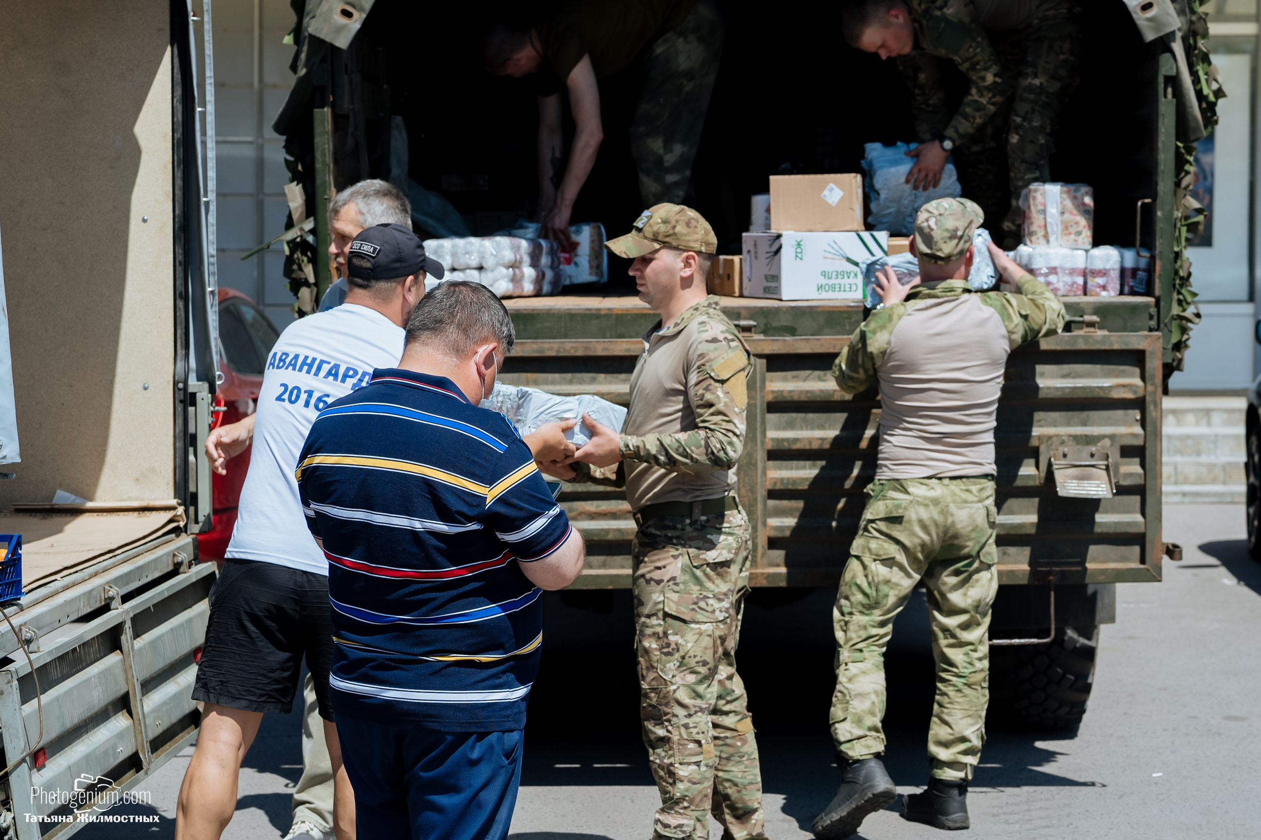 8 июня «Патриоты из Курска» сбор гуманитарной помощи у кинотеатра «Родина». Фотограф Нижний Новгород Татьяна Кейод