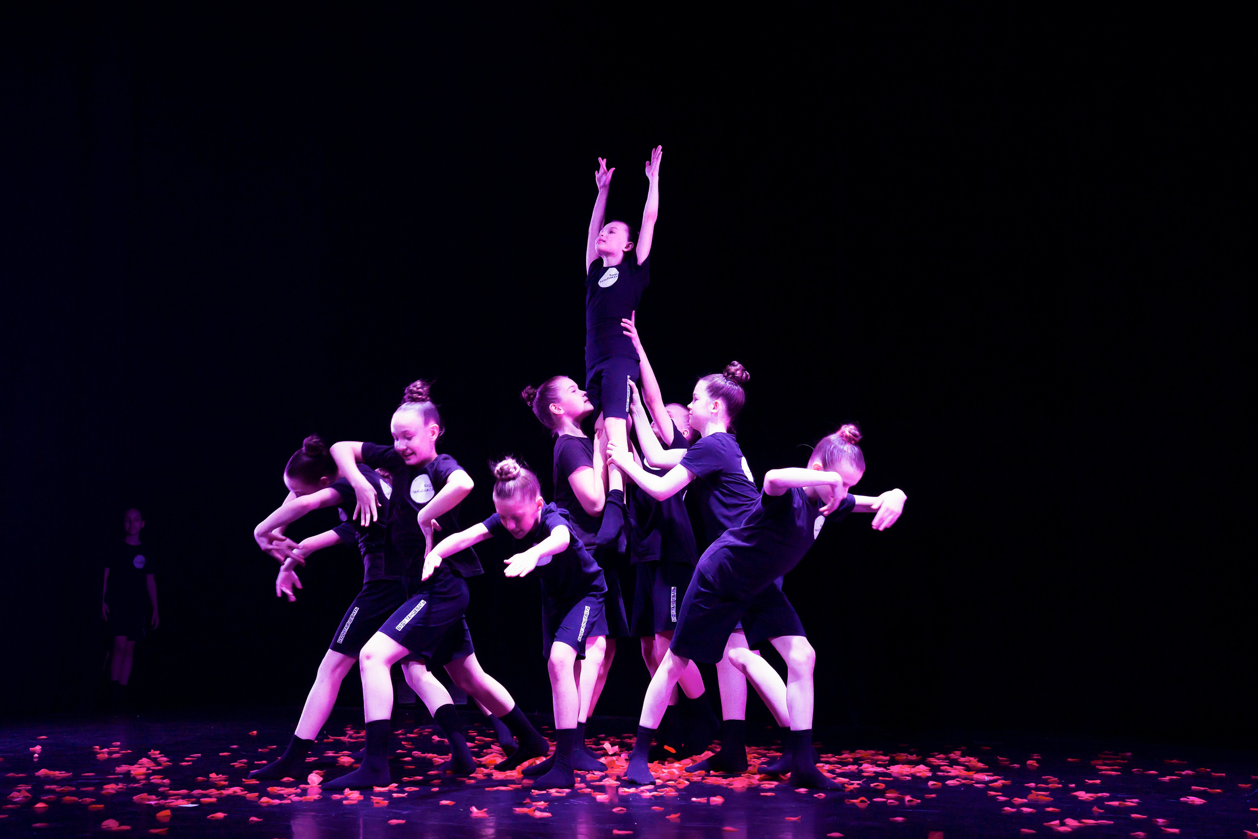 концертный фотограф снимает отчетный концерт хореографической студии