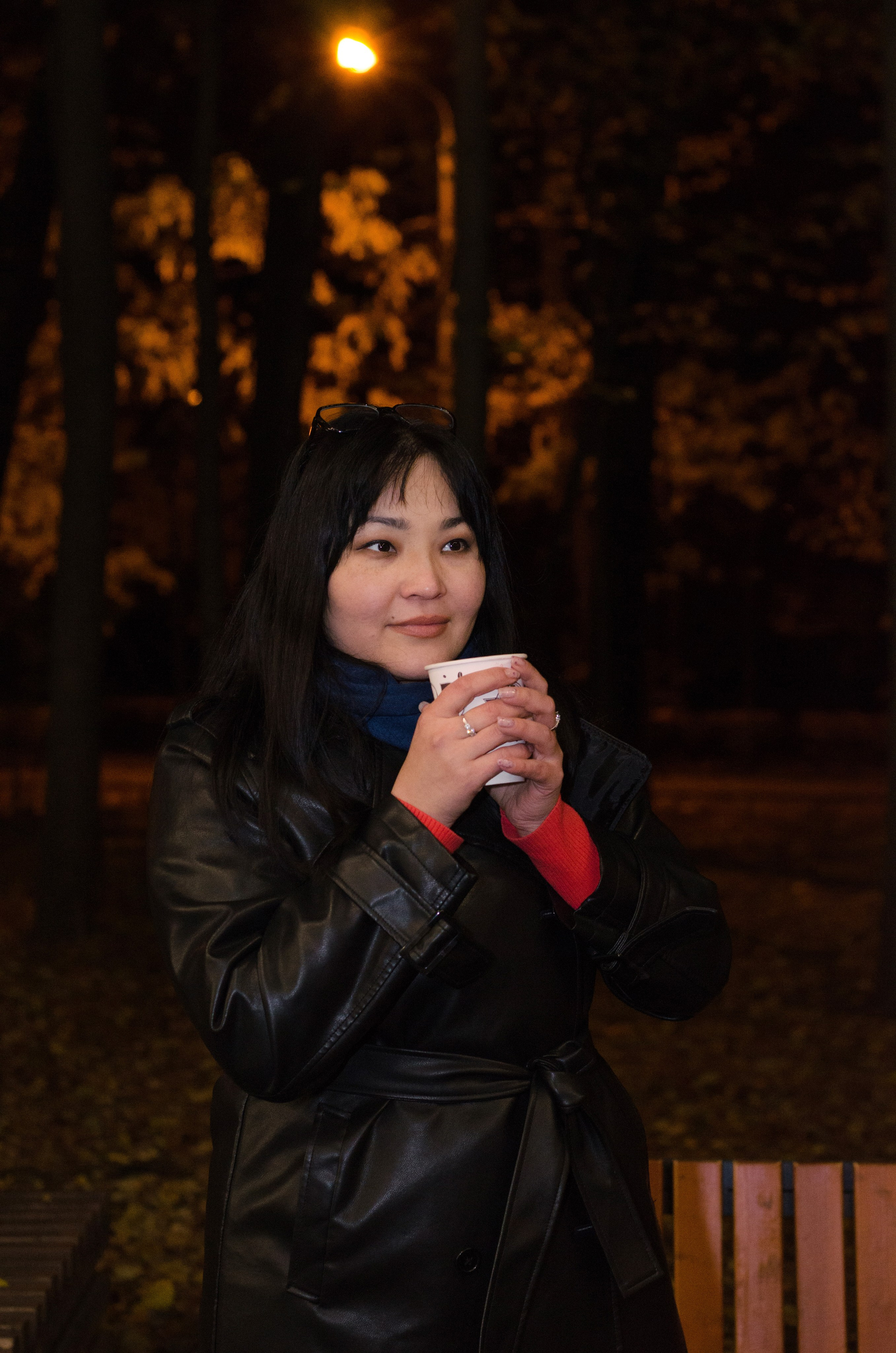 девушка на прогулке осенью вечером с кофе