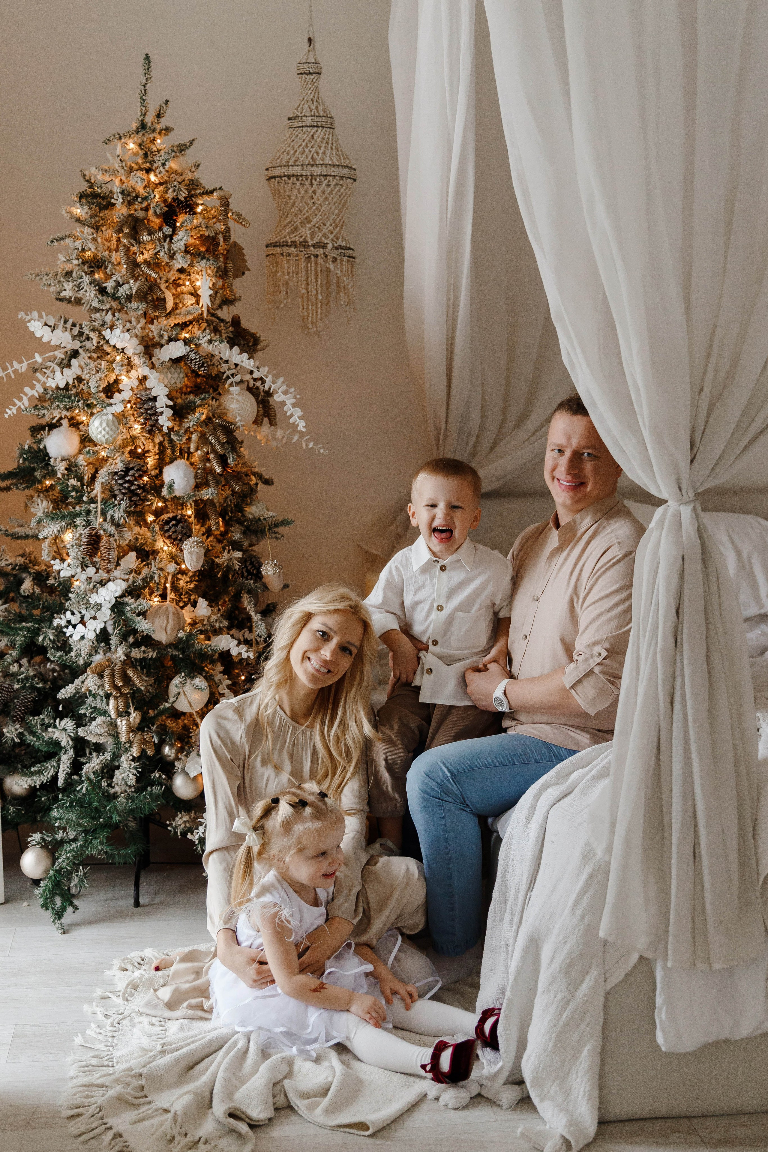 Семейная новогодняя фотосессия в студи Мимика. Фотограф Александра Сыщенко