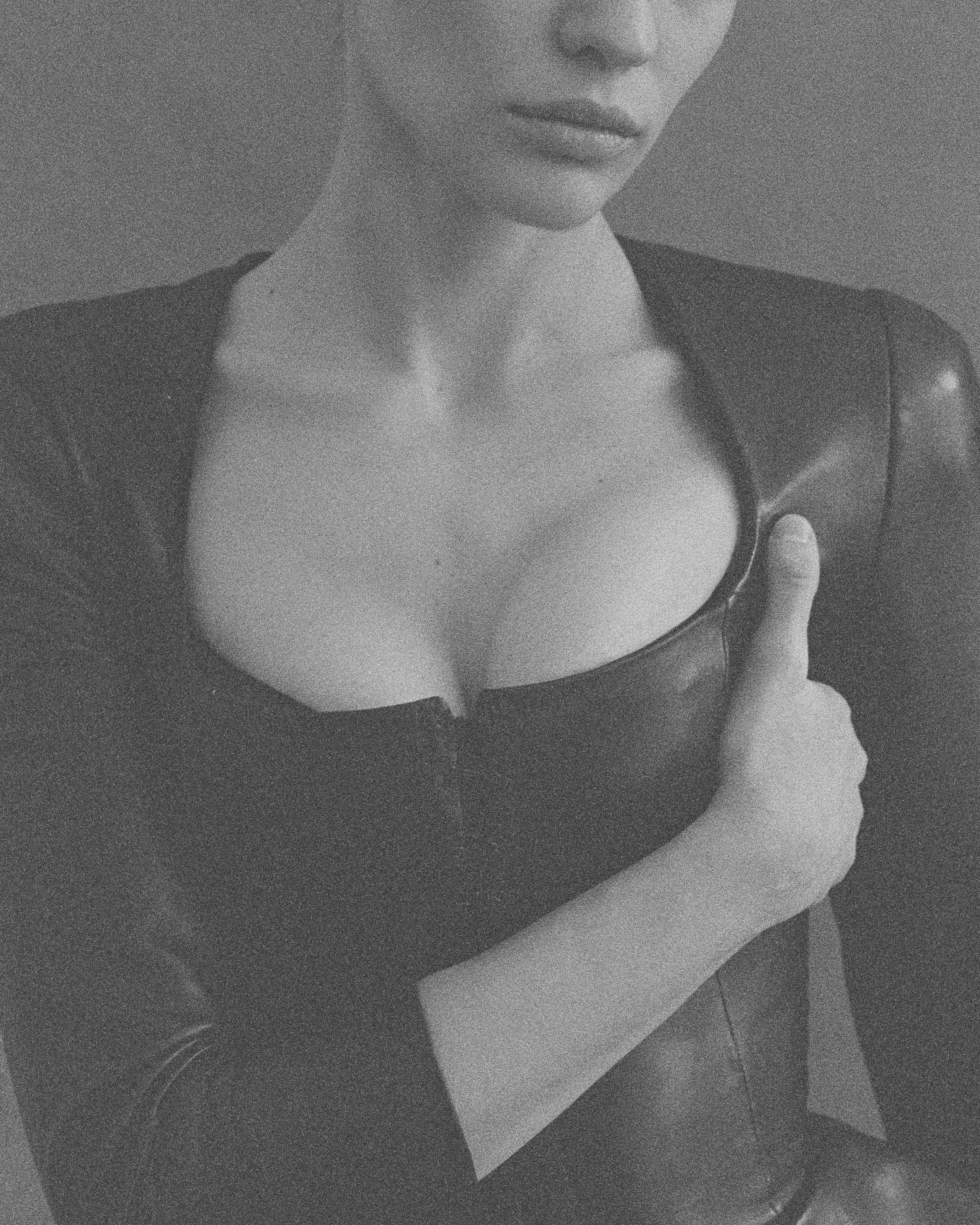 Дорогая lingerie съемка и эстетика женского тела. Крупный план, чувственный портрет в черном элегантном корсете, премиальный минимализм, фотограф Alex Tsvetkov. Luxury lingerie photography and sensual female body aesthetics. Close up creative portrait in elegant black corset by Alex Tsvetkov Moscow.