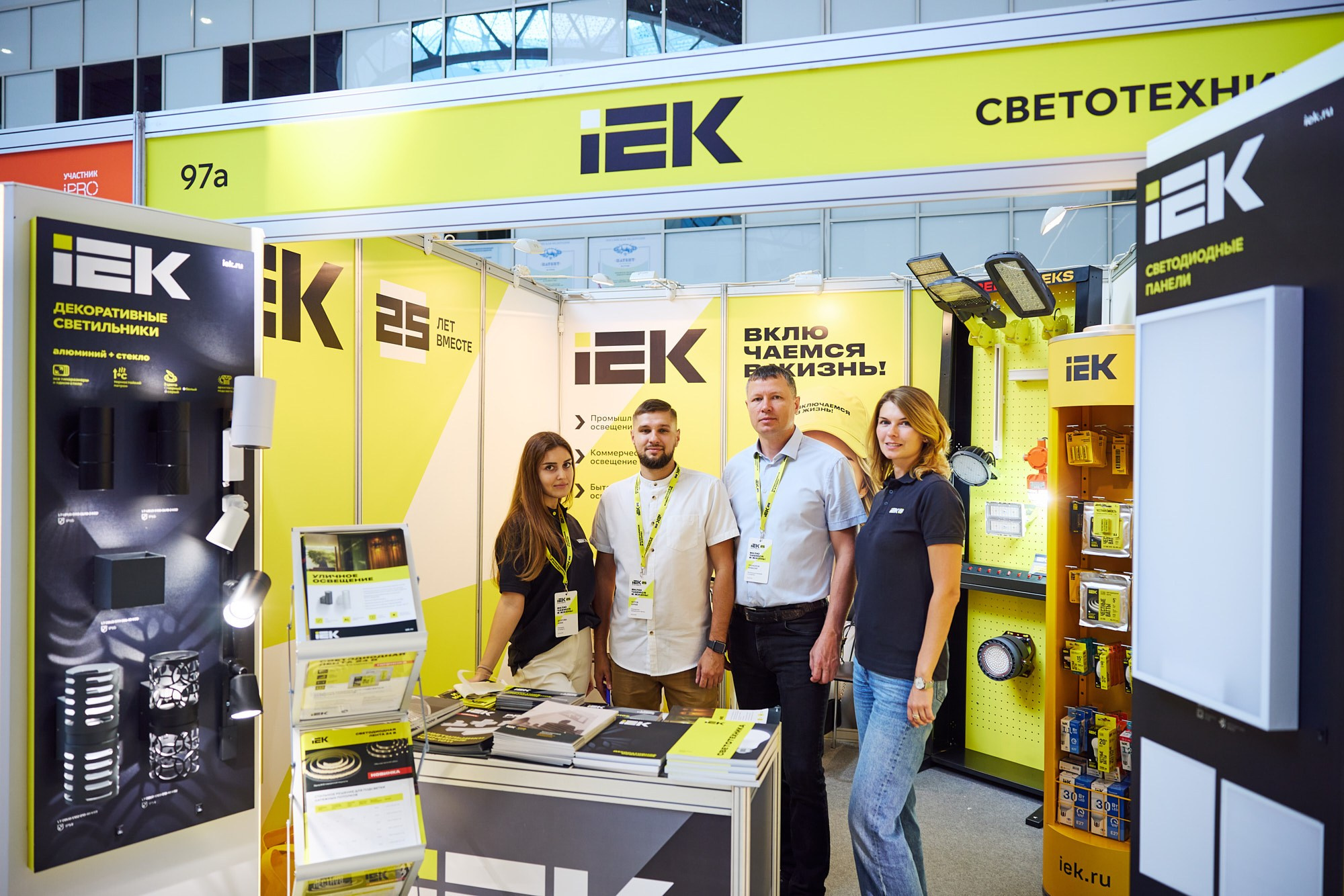 Фотограф на выставке IEK — репортажная съёмка корпоративного стенда в Москве. Репортажный фотограф в Москве — Дмитрий Тарасов | Съёмка мероприятий, концертов, корпоративов