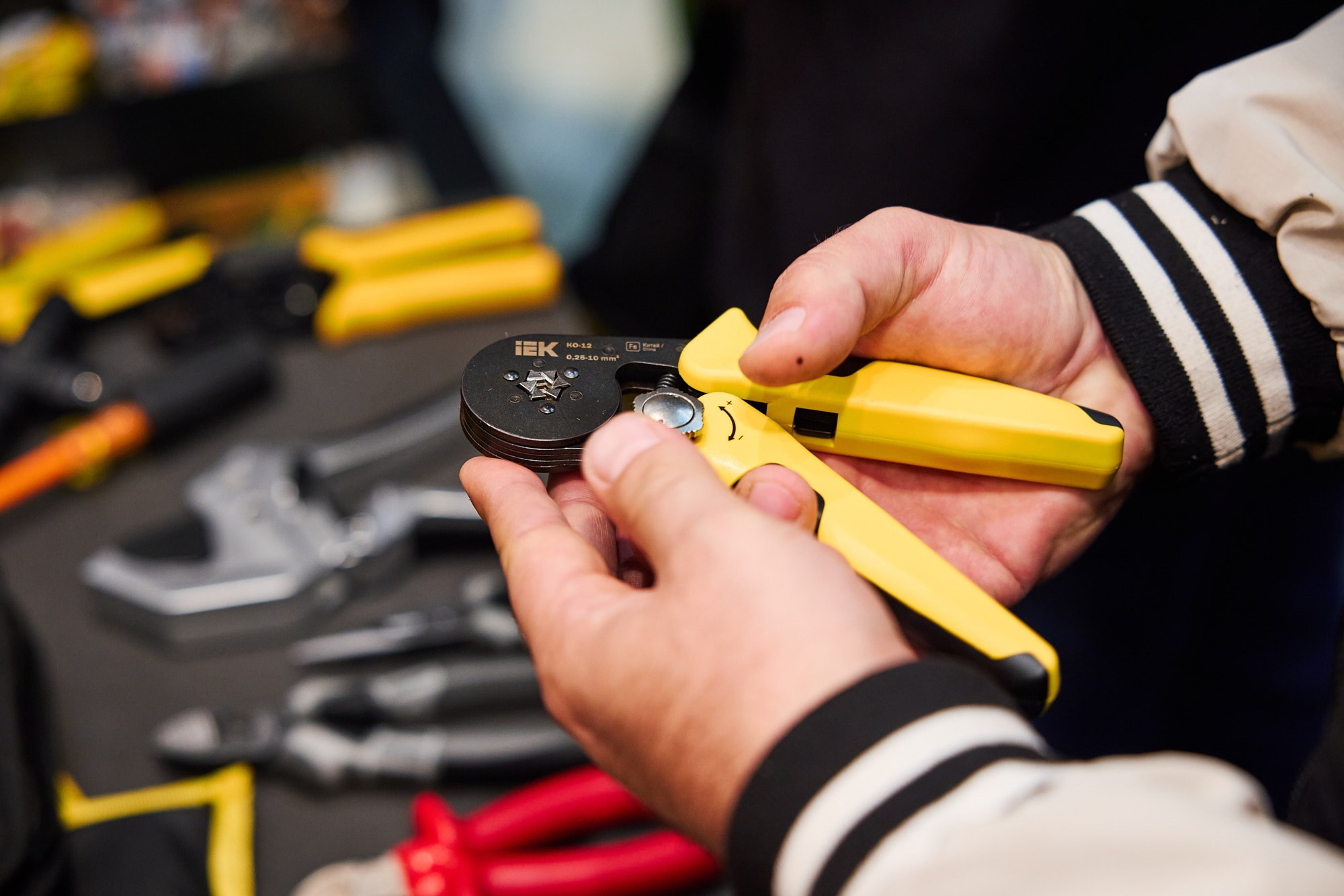 Фотограф на выставке IEK — репортажная съёмка корпоративного стенда в Москве. Репортажный фотограф в Москве — Дмитрий Тарасов | Съёмка мероприятий, концертов, корпоративов