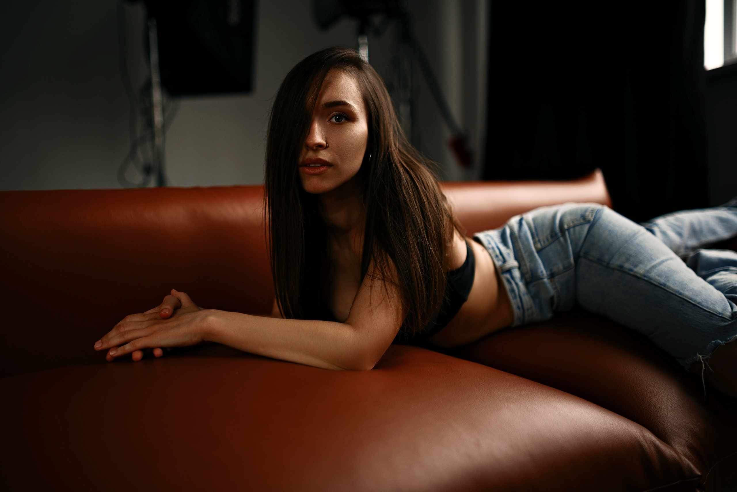 Портрет девушки в фотостудии на белой циклораме с естественным рассеянным светом