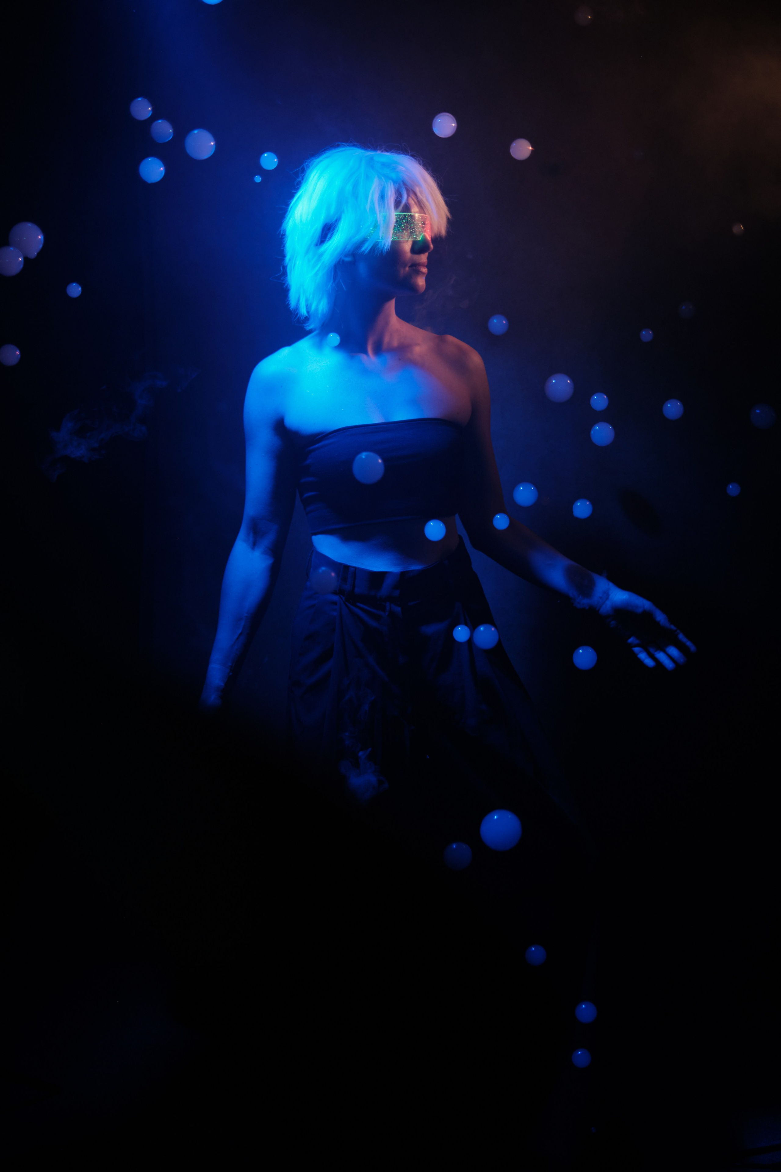 Портрет в духе Киберпанк-театра с мыльными пузырями