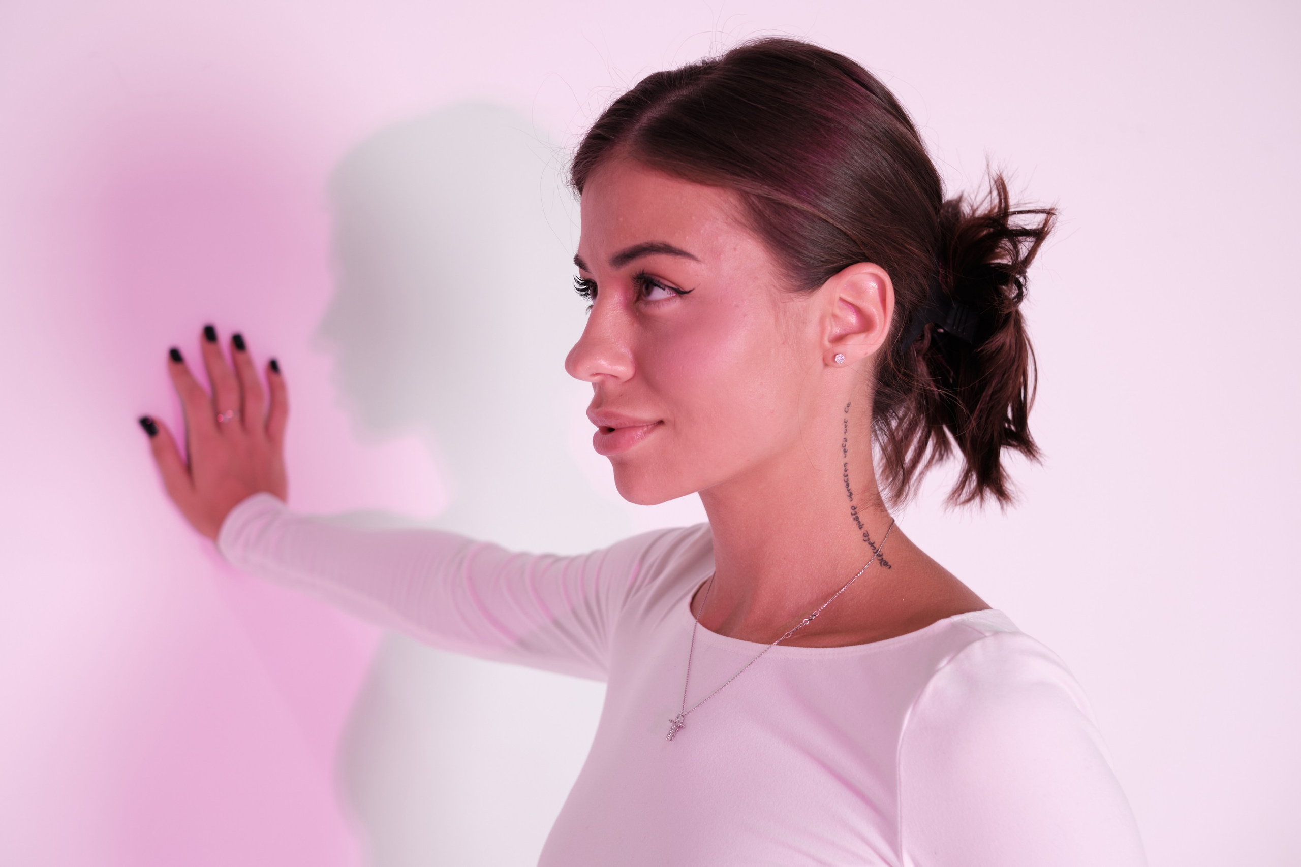 Сьемка в студии для модельного агентства, девушка в белом платье, розовый свет