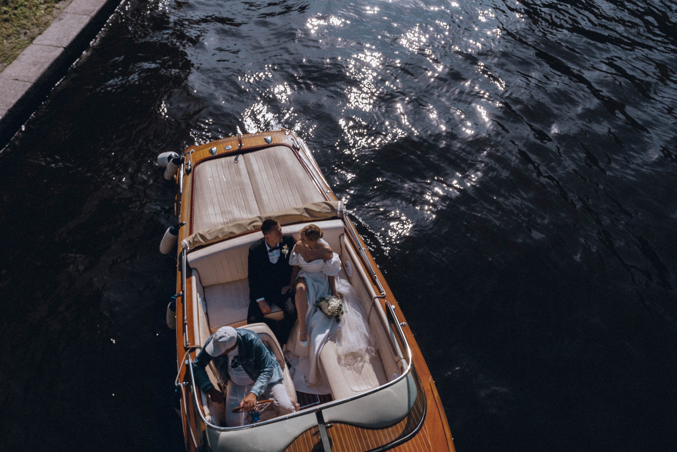 СВАДЕНБНАЯ СЬЕМКА НА КАТЕРЕ ПО КАНАЛАМ САНКТ-ПЕТЕРБУРГА И В АКВАТОРИИ НЕВЫ. Профессиональный фотограф, Санкт-Петербург — Виктория Богомолова