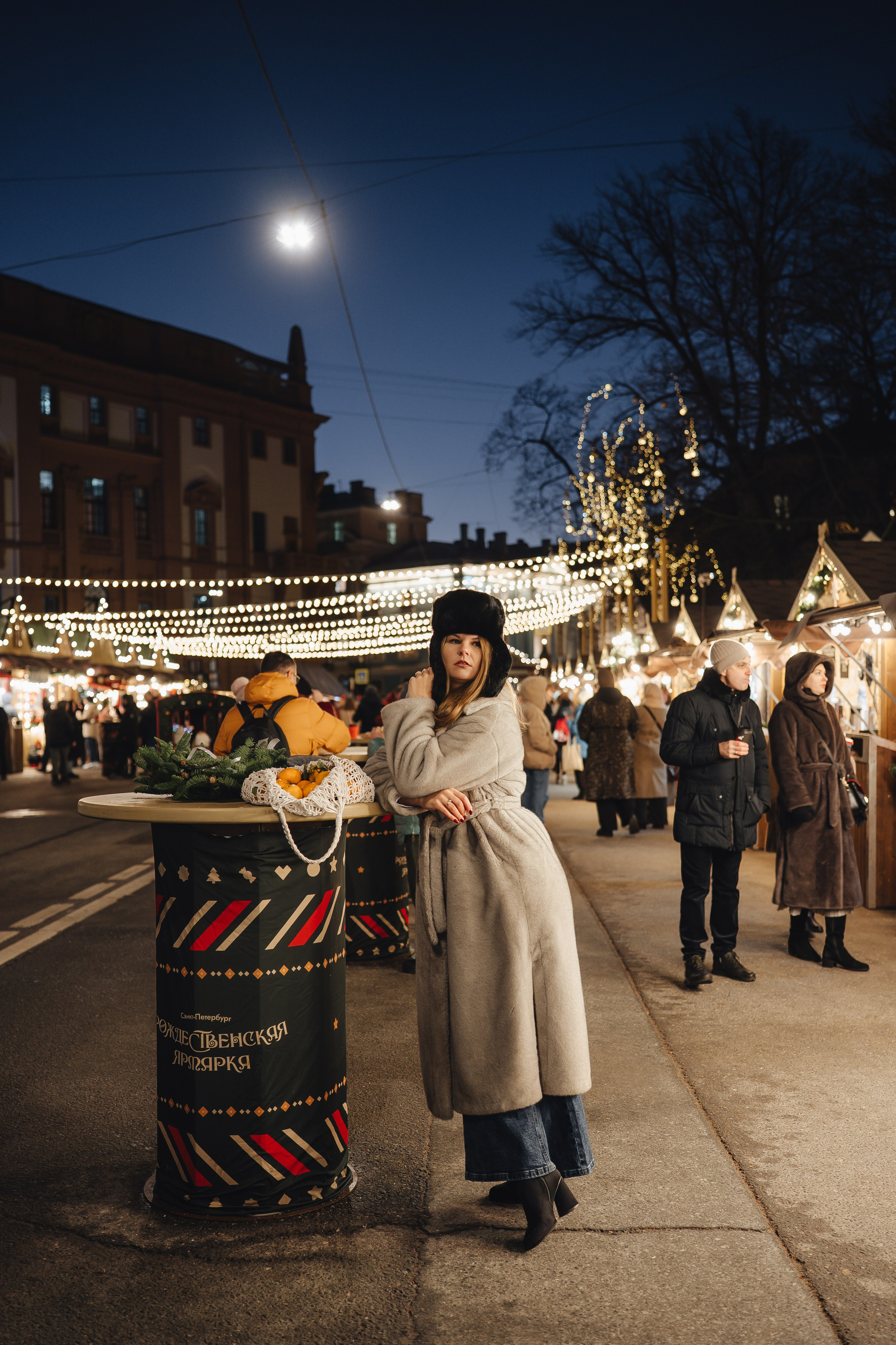 ПРОГУЛКА НА МАНЕЖНОЙ ПЛОЩАДИ ДЛЯ ДЕВУШКИ ПЕРЕД НОВЫМ ГОДОМ (НОВОГОДНЯЯ ФОТОСЕССИИЯ НА МАНЕЖНОЙ ПЛОЩАДИ). Профессиональный фотограф, Санкт-Петербург — Виктория Богомолова