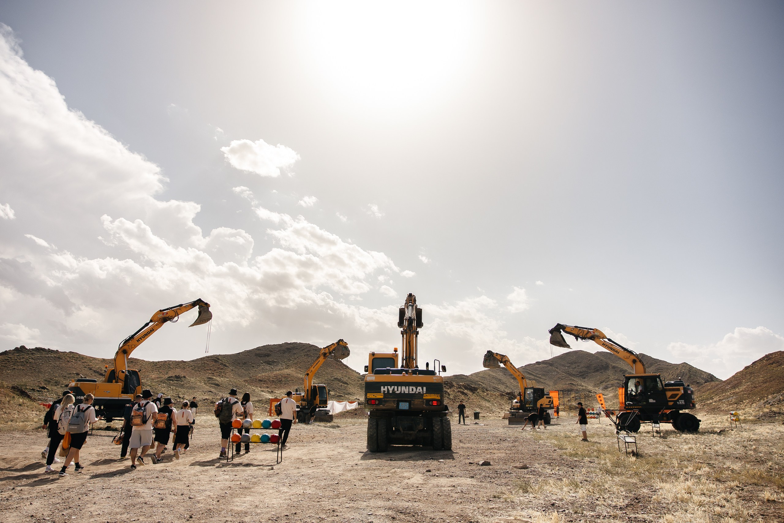 Здравствуйте! Я свадебный фотограф из Ульяновска, работаю в том числе по всей России и с выездом за границу. Снимаю свадьбы, lovestory, корпоративы, светский репортаж. Провожу обучение по фотографии, мастер-классы и воркшопы для других фотографов.