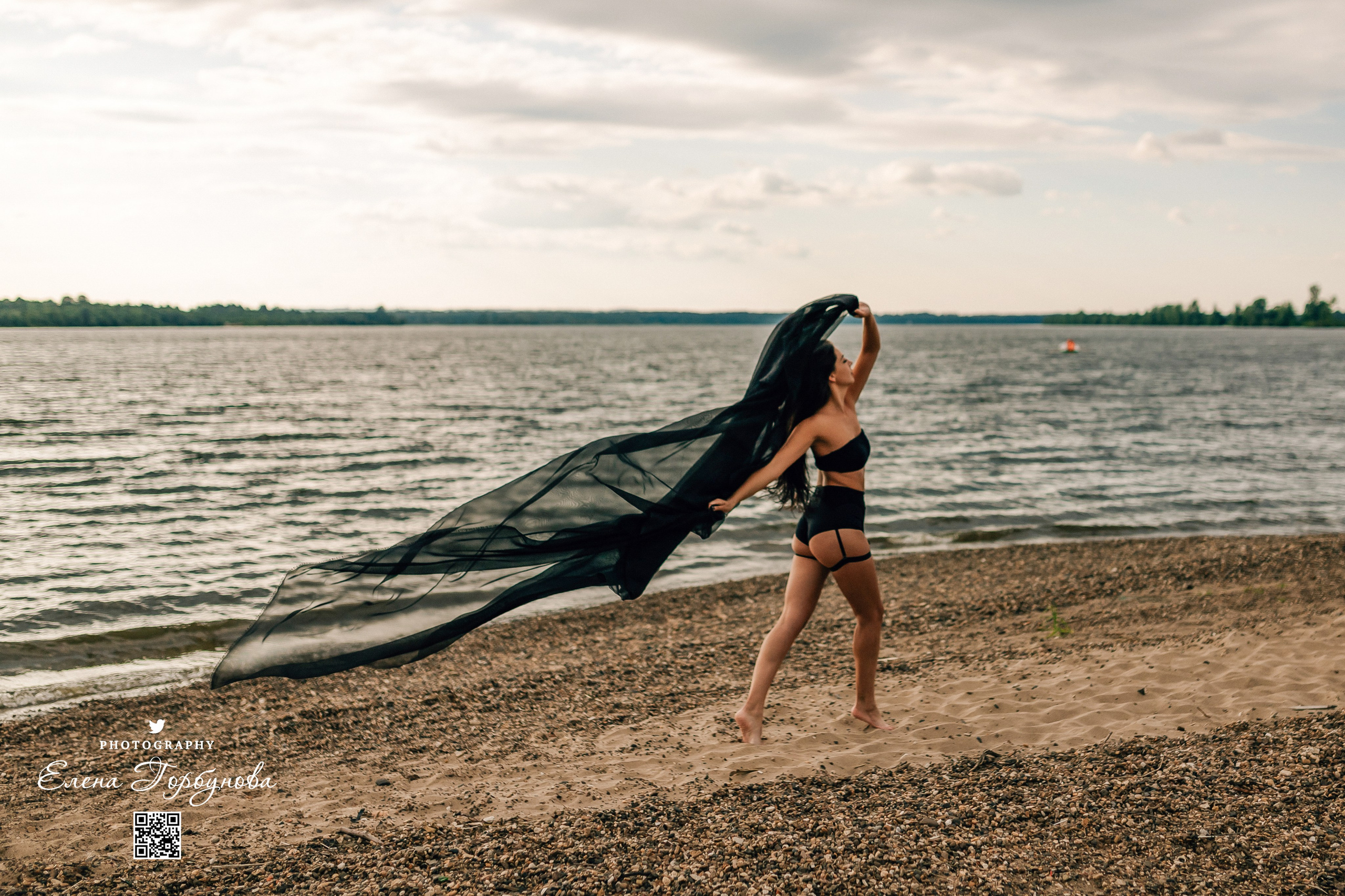 Черная серия с тканью. Набережная. Александра и Таисия. Июль 2025 г. Фотограф Пермь. Свадьбы. Семья и дети, школа, д. сад. Фотокниги