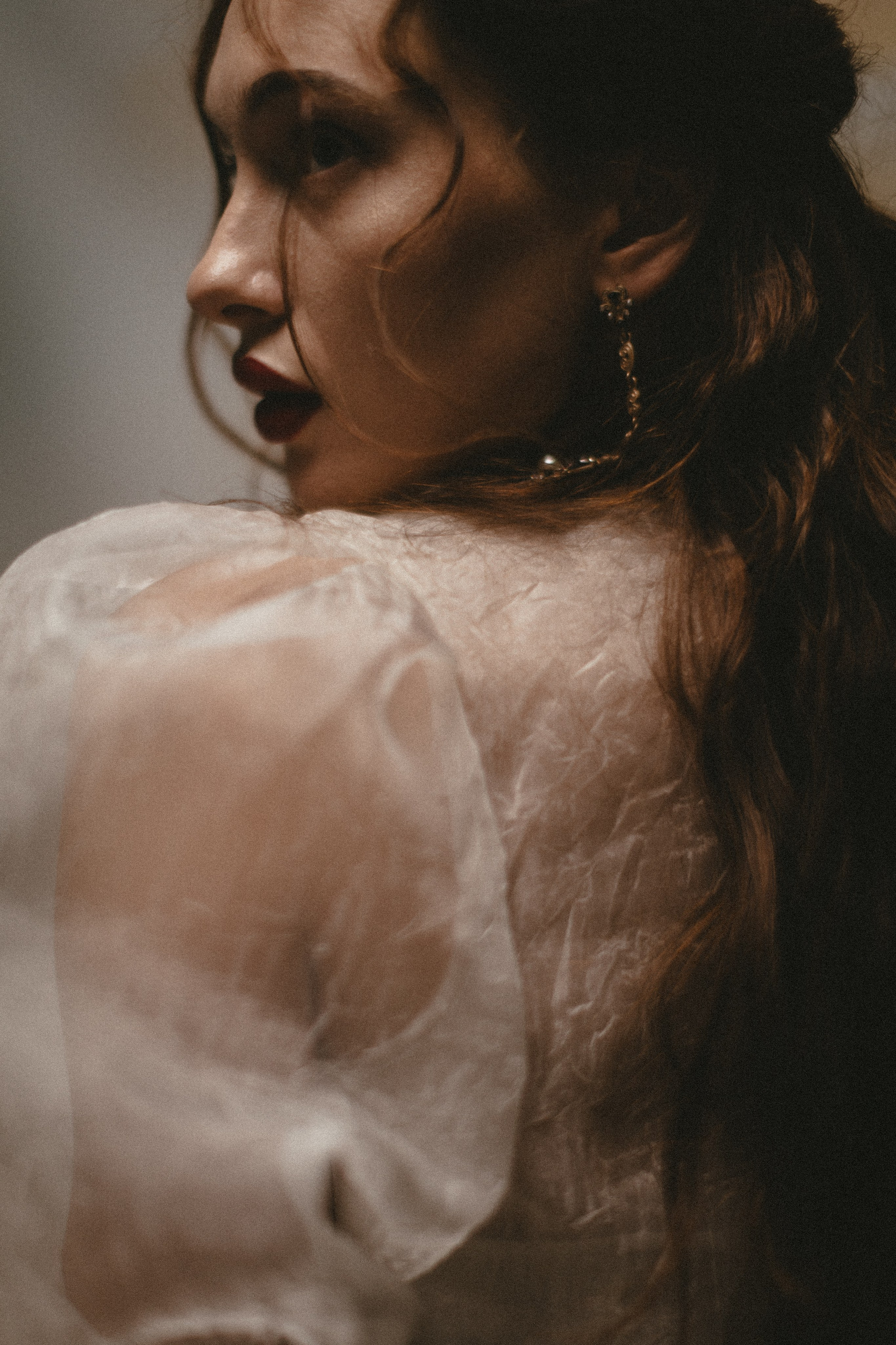 Свадебная фотосессия в итальянском стиле: невеста в элегантном платье на фоне живописного пейзажа. Свадебный фэшн: пара в классических нарядах. "Свадебная фотосессия: жених и невеста в романтическом обнимании на фоне заката"" Итальянская свадебная мода: невеста в платье с длинным шлейфом и венком из цветов"" Свадебный фэшн: детали наряда невесты, включая украшения и обувь"" Свадебная фотосессия на природе: пара в стильных нарядах среди зелени"" Свадебный стиль: жених в классическом костюме и невеста в современном платье"" Свадебная фотосессия в старинном городе: романтические моменты пары на фоне узких улочек"" Итальянская свадебная мода: невеста с элегантным макияжем и прической"