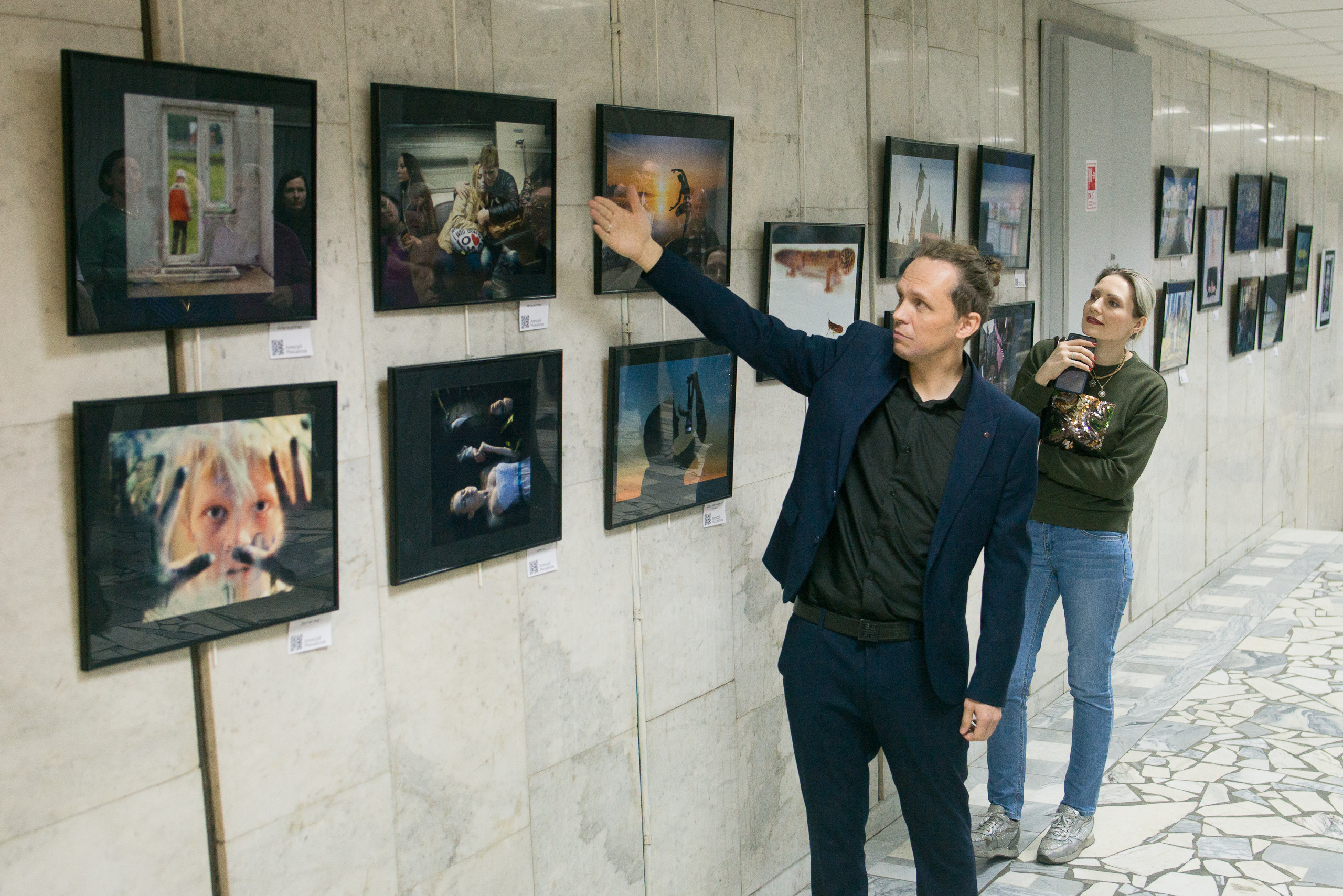 Вернисаж персональной фотовыставки Алексея Михайлова «В поисках смысла ". Портретный фотограф в Москве Алексей Михайлов