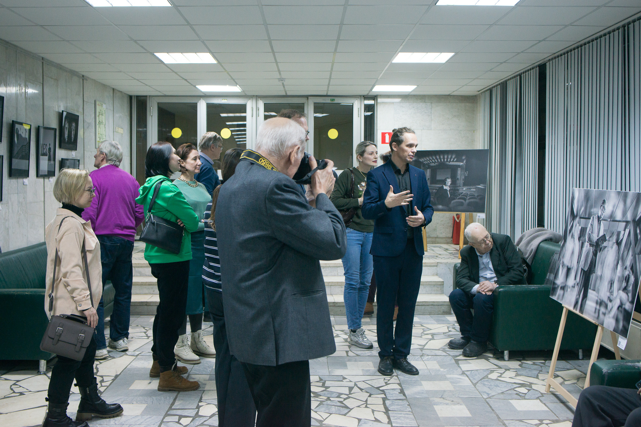 Вернисаж персональной фотовыставки Алексея Михайлова «В поисках смысла ". Портретный фотограф в Москве Алексей Михайлов