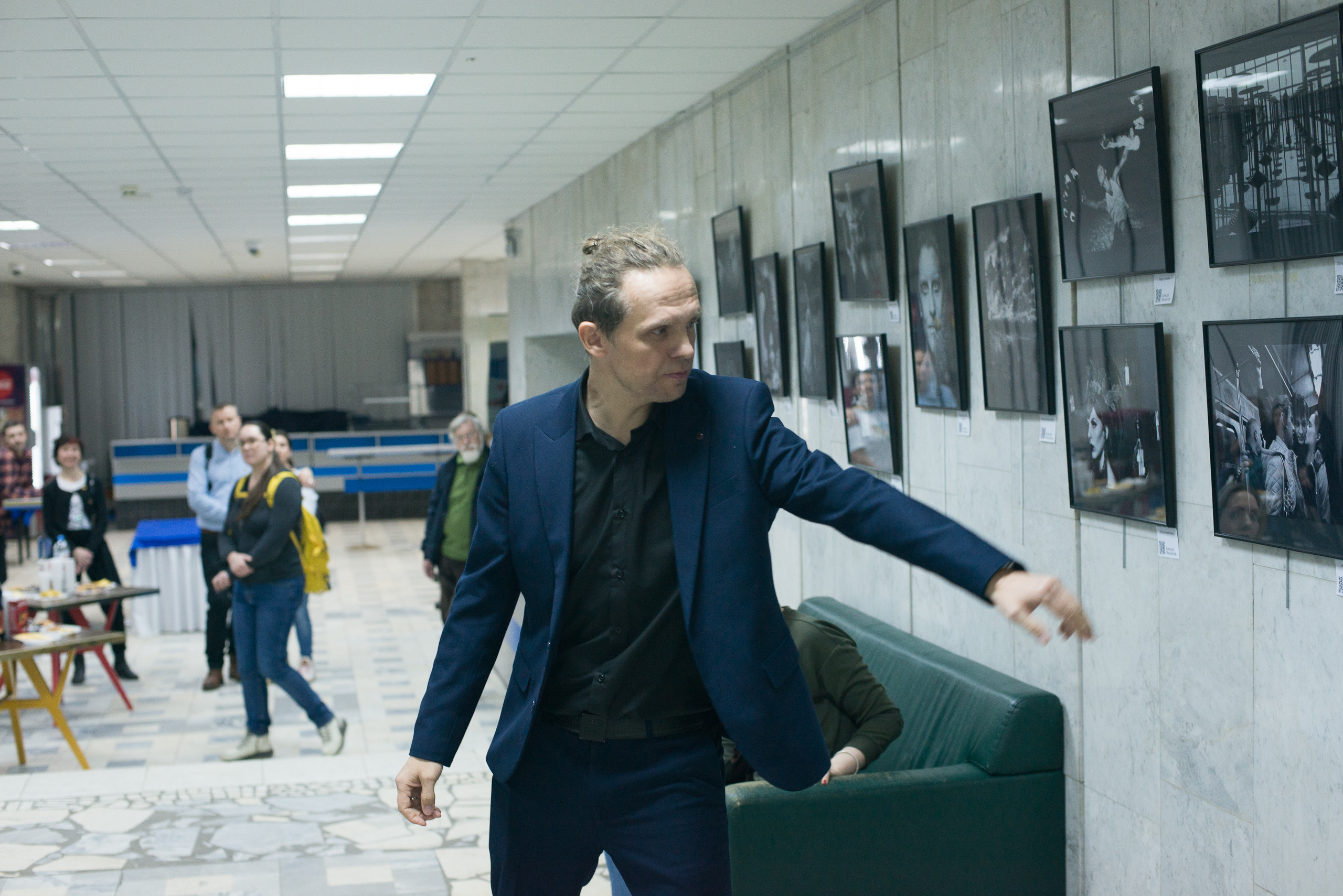 Вернисаж персональной фотовыставки Алексея Михайлова «В поисках смысла ". Портретный фотограф в Москве Алексей Михайлов