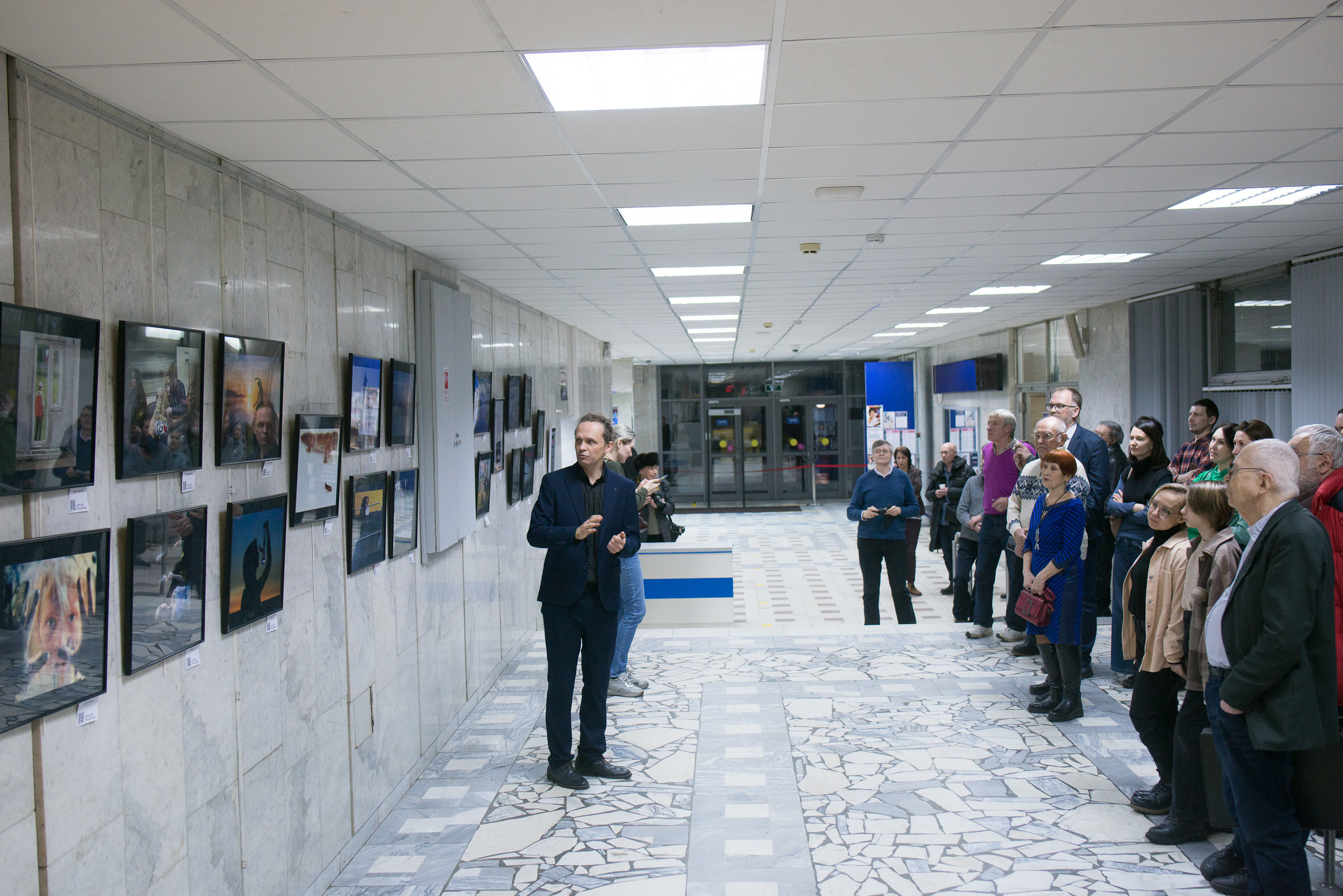 Вернисаж персональной фотовыставки Алексея Михайлова «В поисках смысла ". Портретный фотограф в Москве Алексей Михайлов