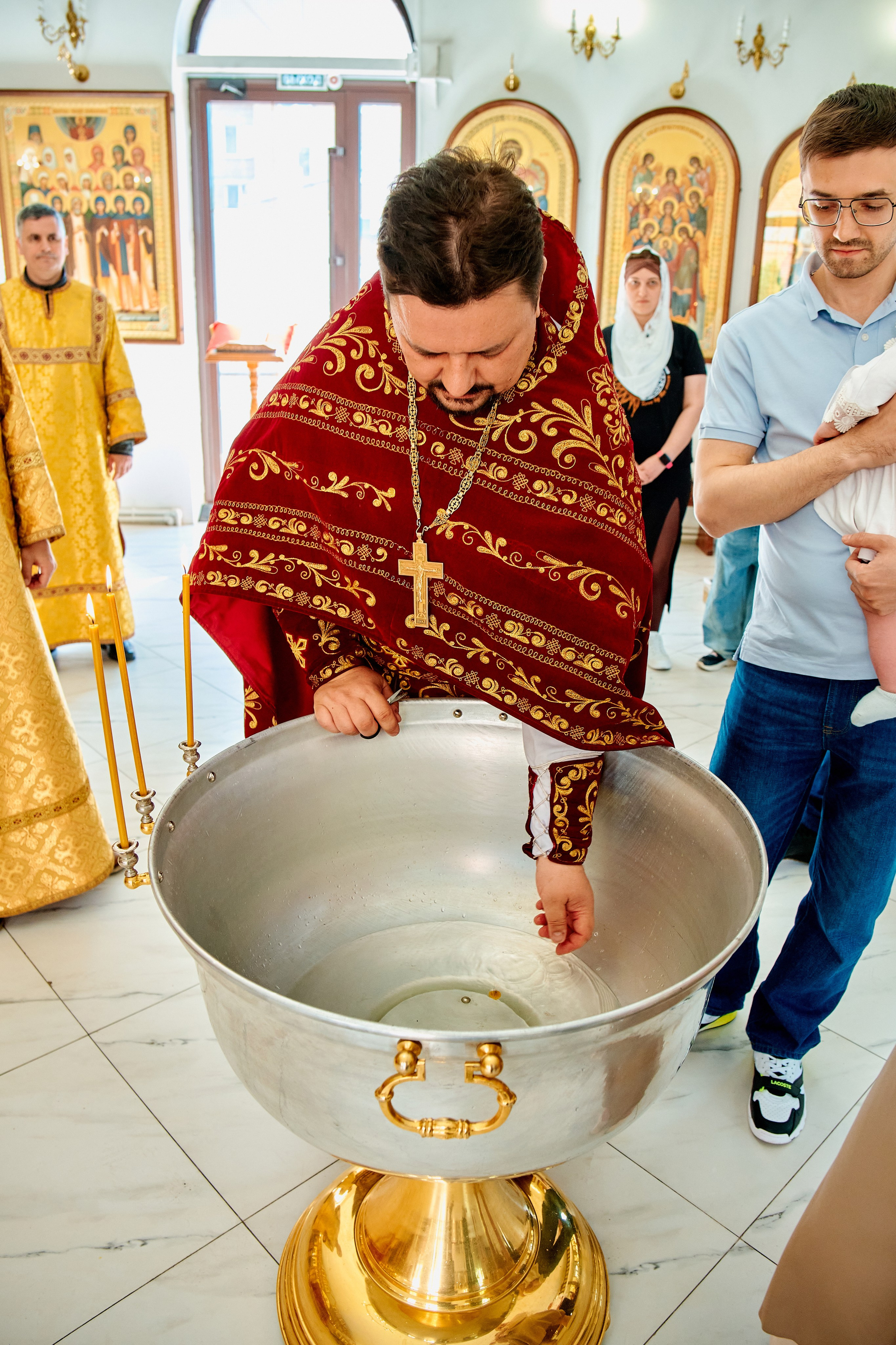 Крестины близняшек. Храм Св. Серафима Саровского. Фотограф Таганрог Анна Трайжон