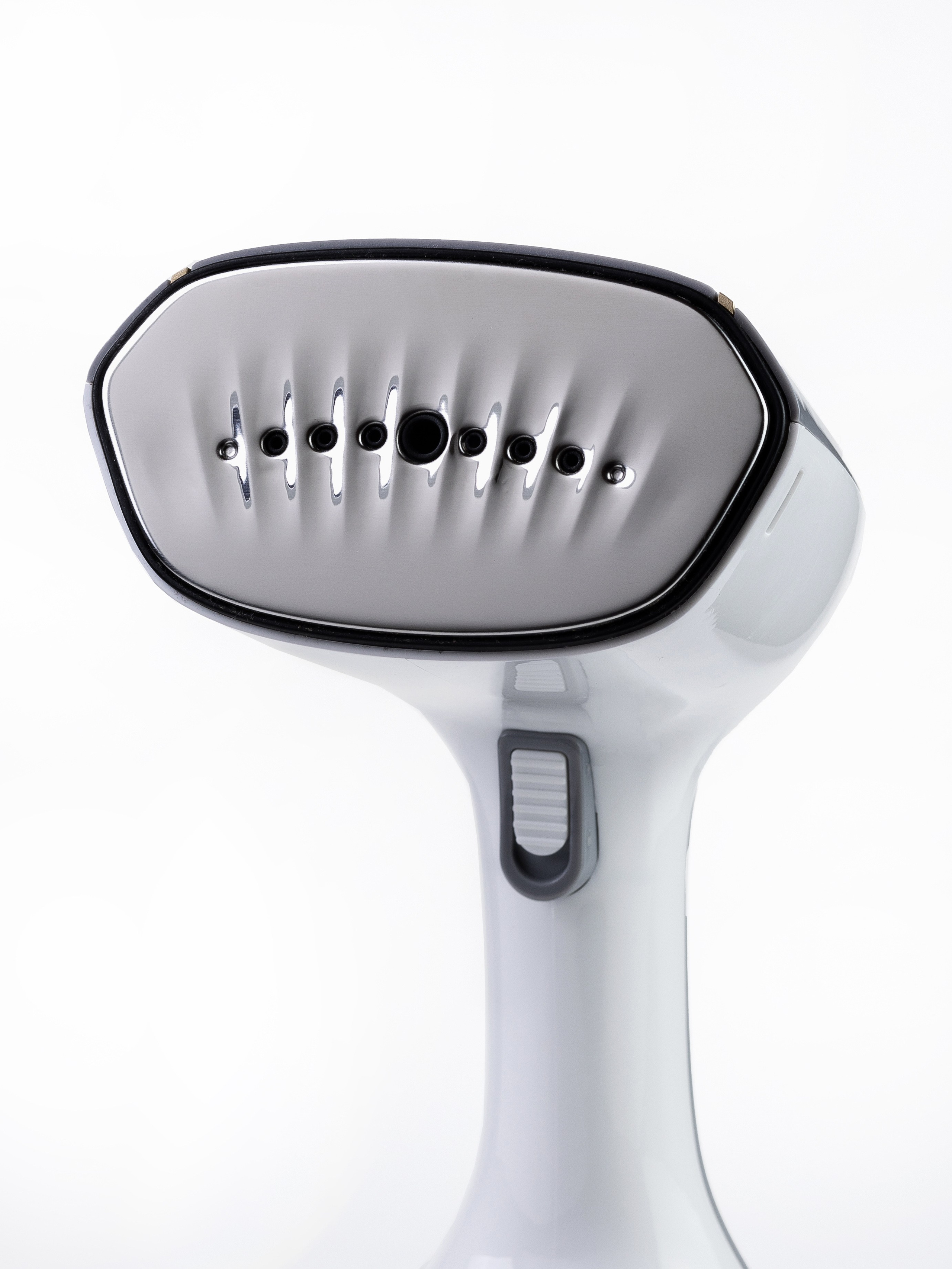 отпариватель на белом фоне крупным планом