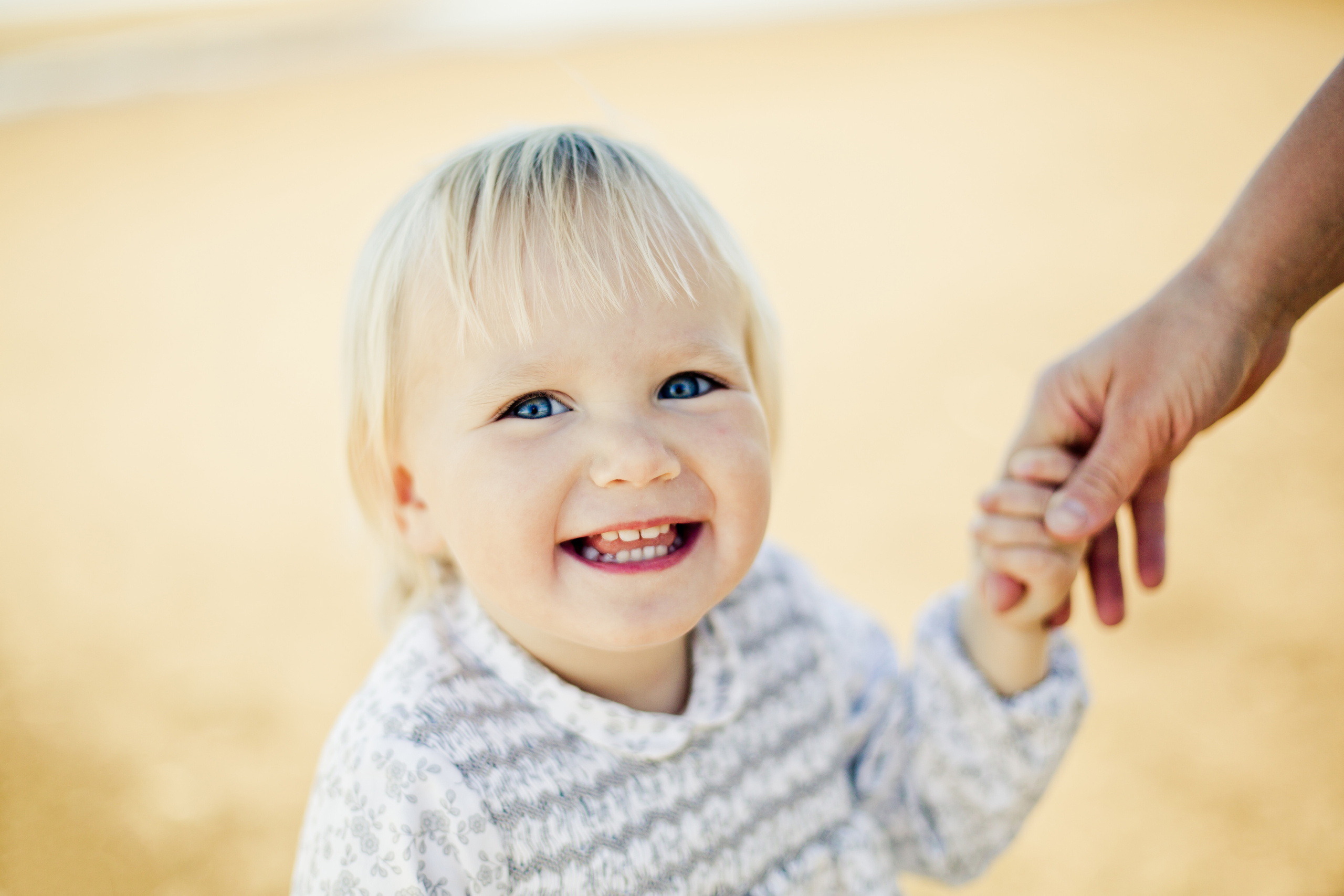 Фотосессия родителей с маленькой дочкой на Финском заливе. Детский, свадебный и семейный фотограф Юлия Курбатова, Санкт-Петербург