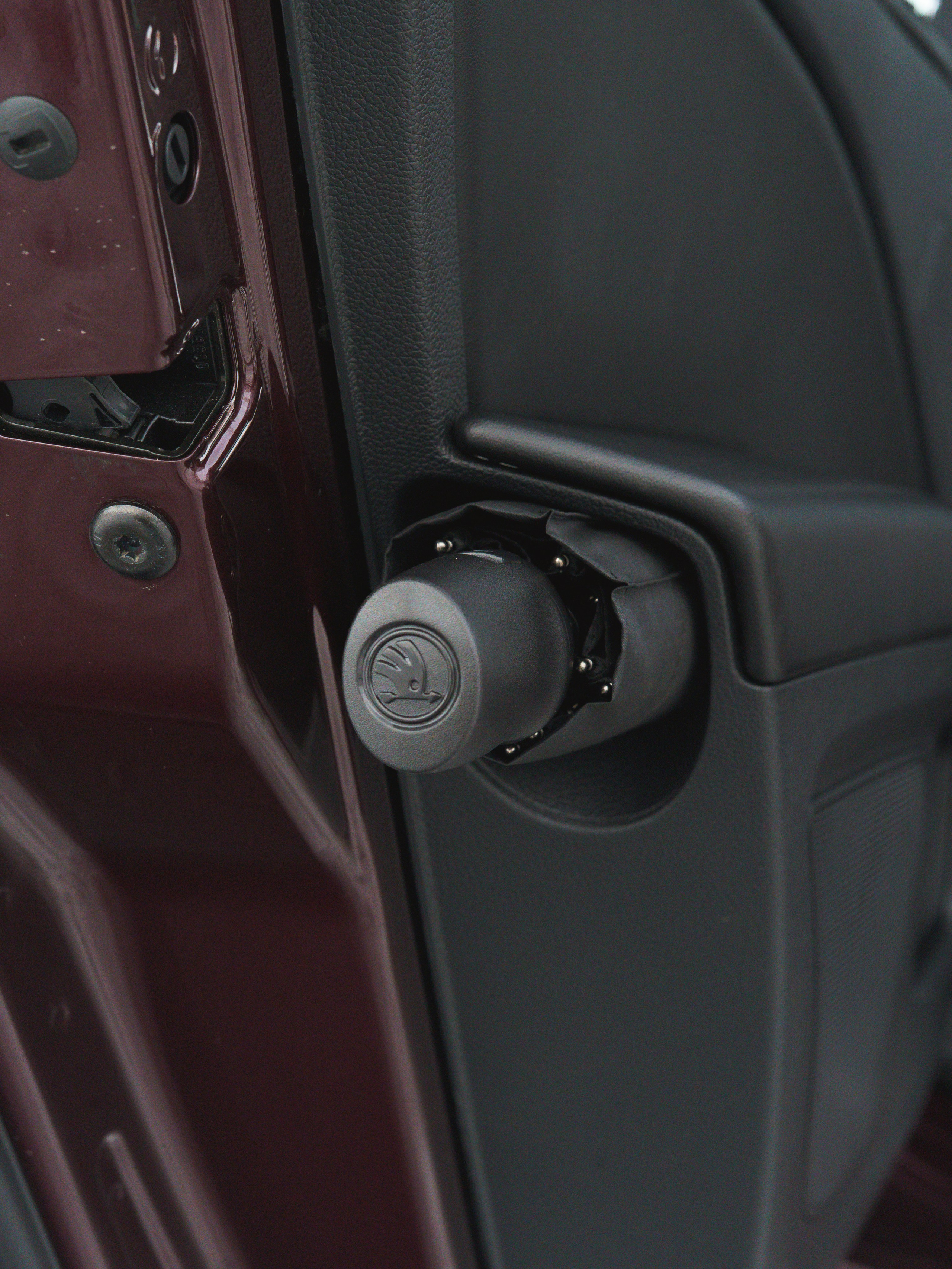 Фирменный зонт в задней левой двери! Почему левой - загадка.