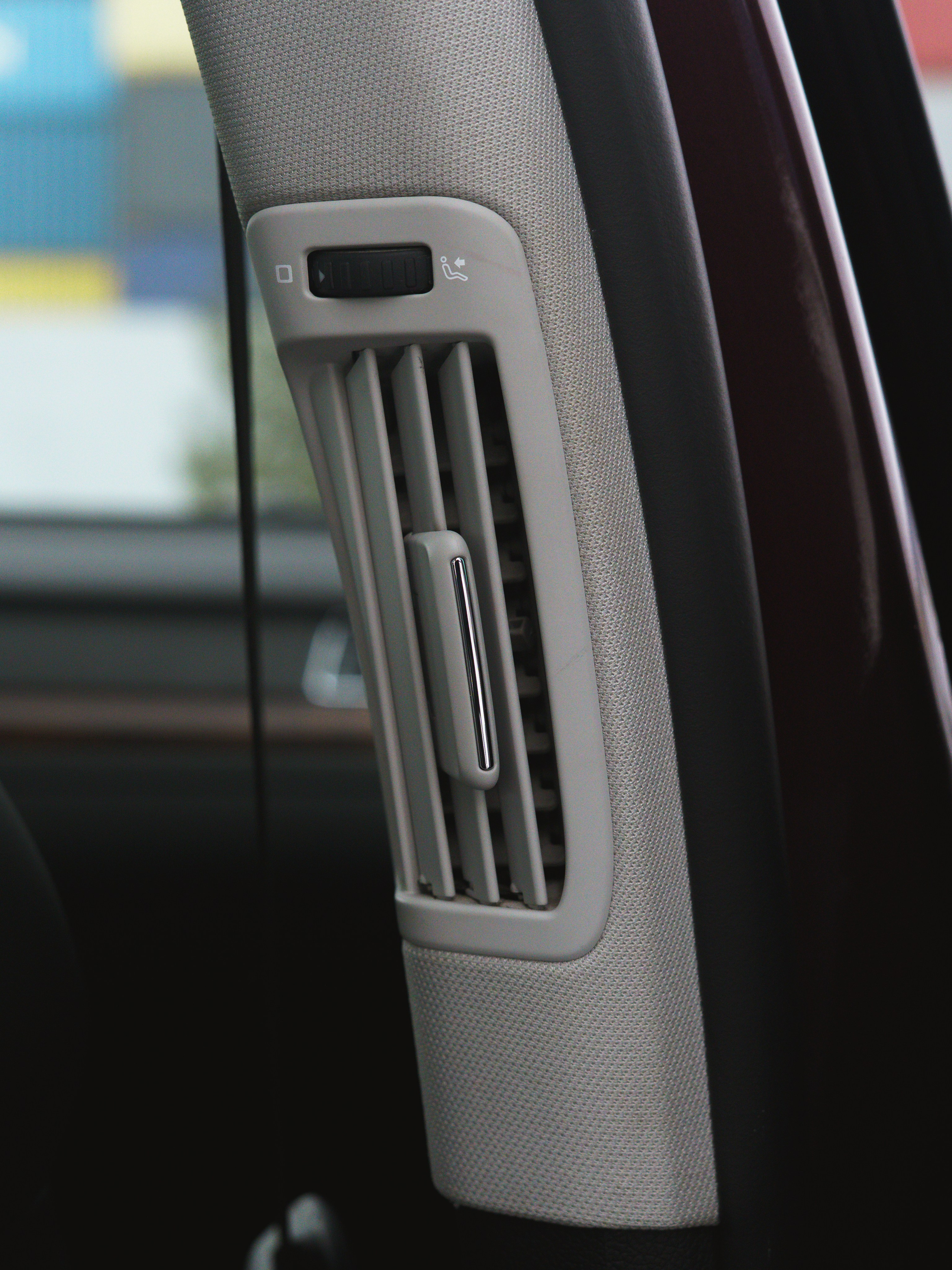 Дефлекторы в стойках.