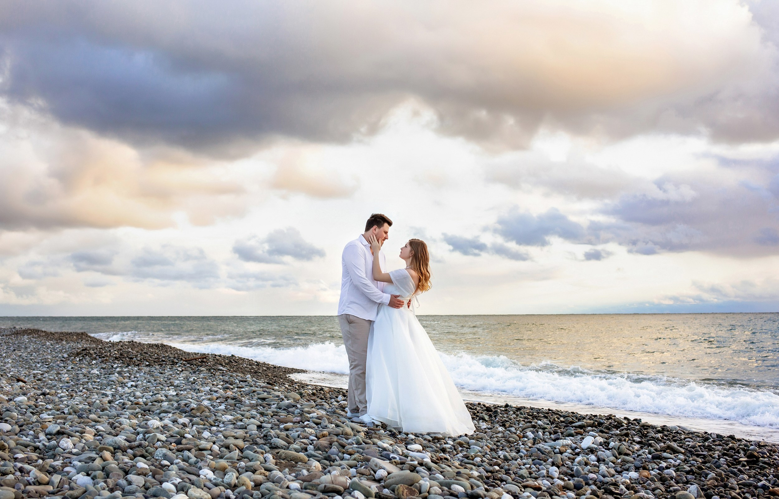 Свадебная фотосессия на закате на берегу моря в Сочи. Фотограф Сочи Адлер. Солькаева Анастасия