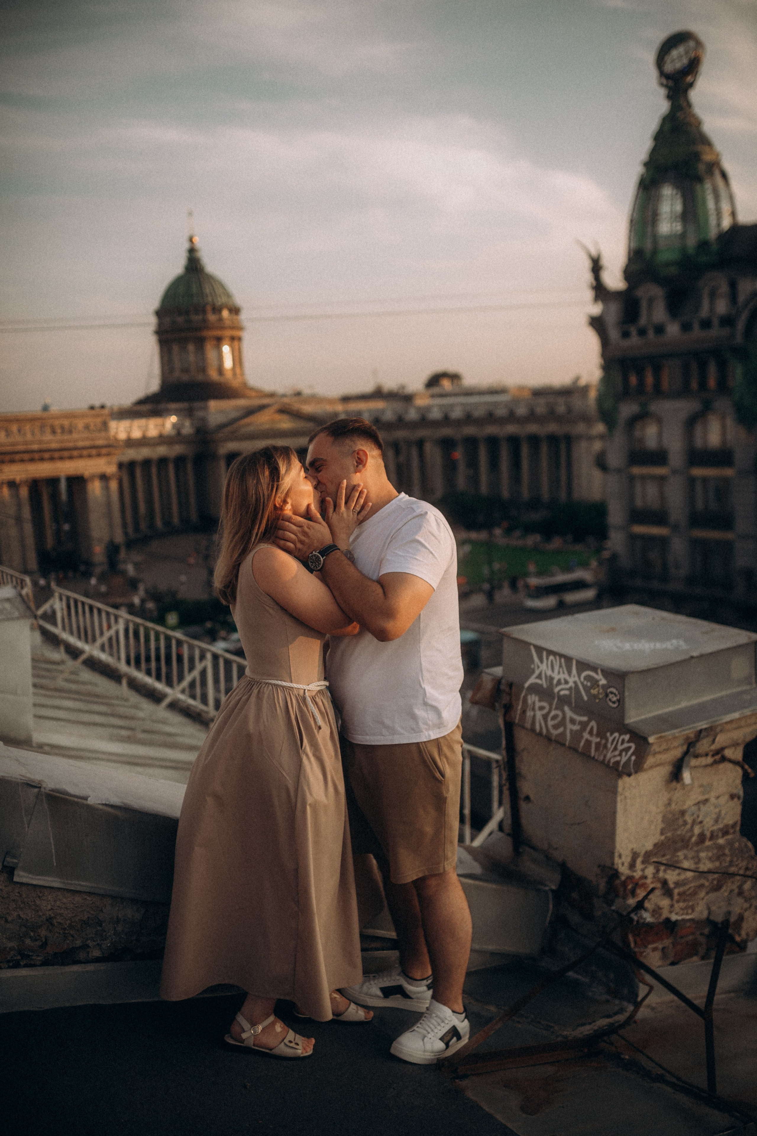 Мы сидим на питерской, теплой крыше. Фотограф в Санкт Петербурге Лара Великова