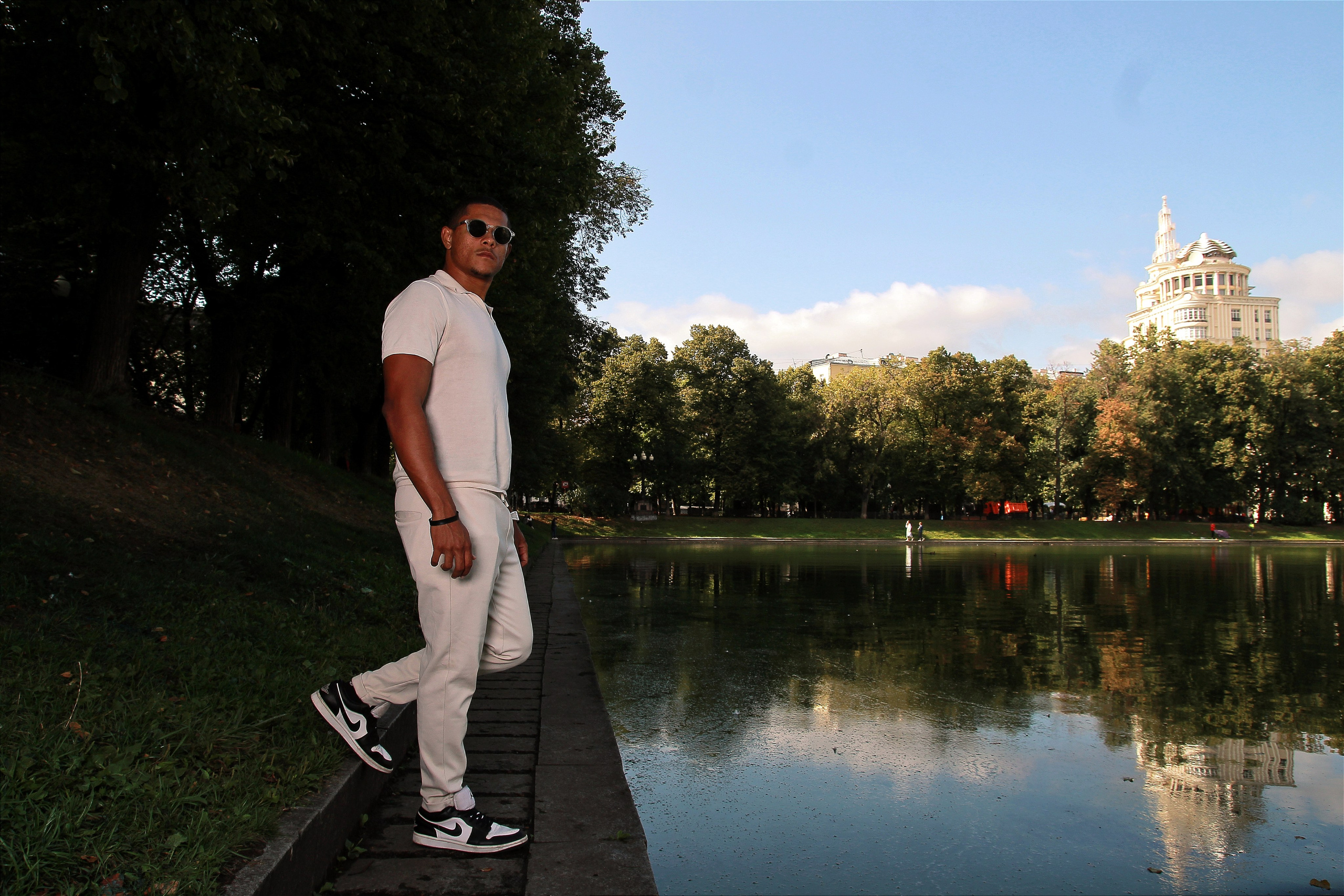 Мужской портрет. Контакты