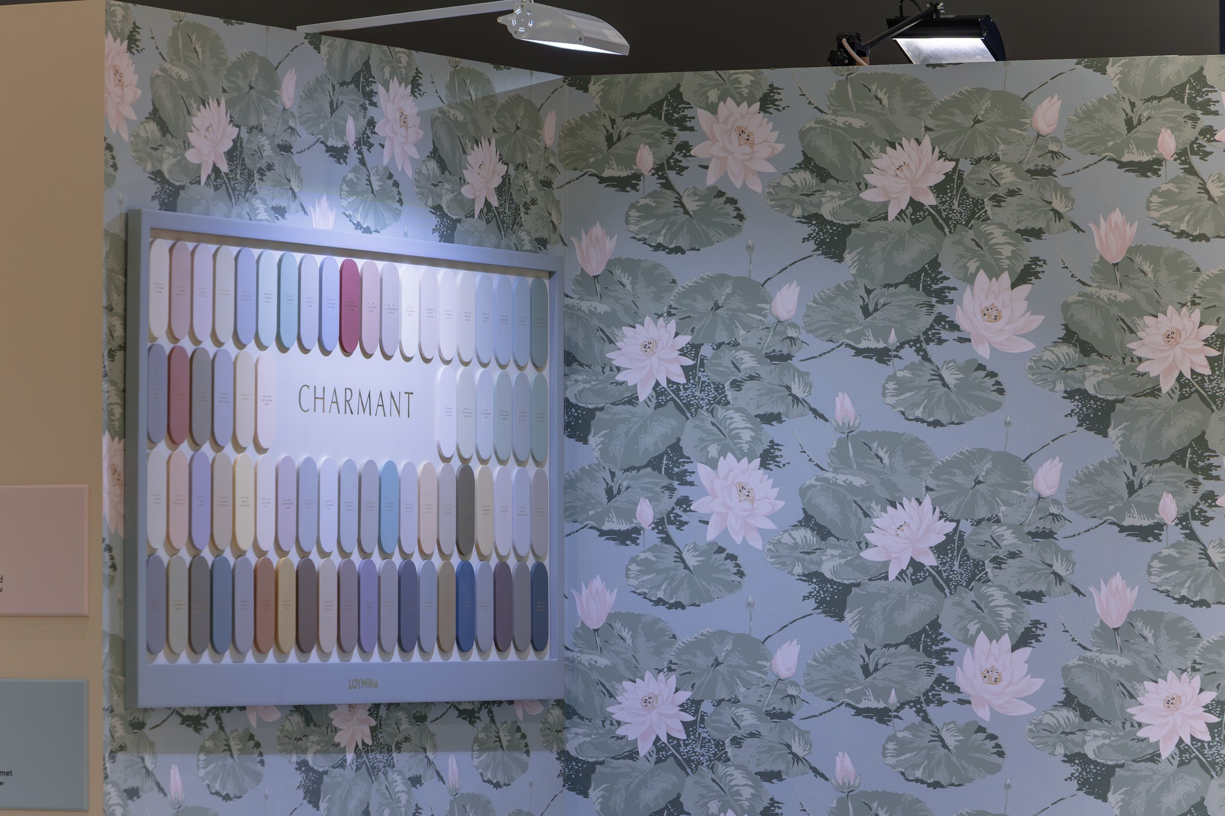 LOYMINA Group на 30-й юбилейной Международной строительно-интерьерной выставке MosBuild 2025. L. Deco интерьерный салон. Краски/обои/лепной декор