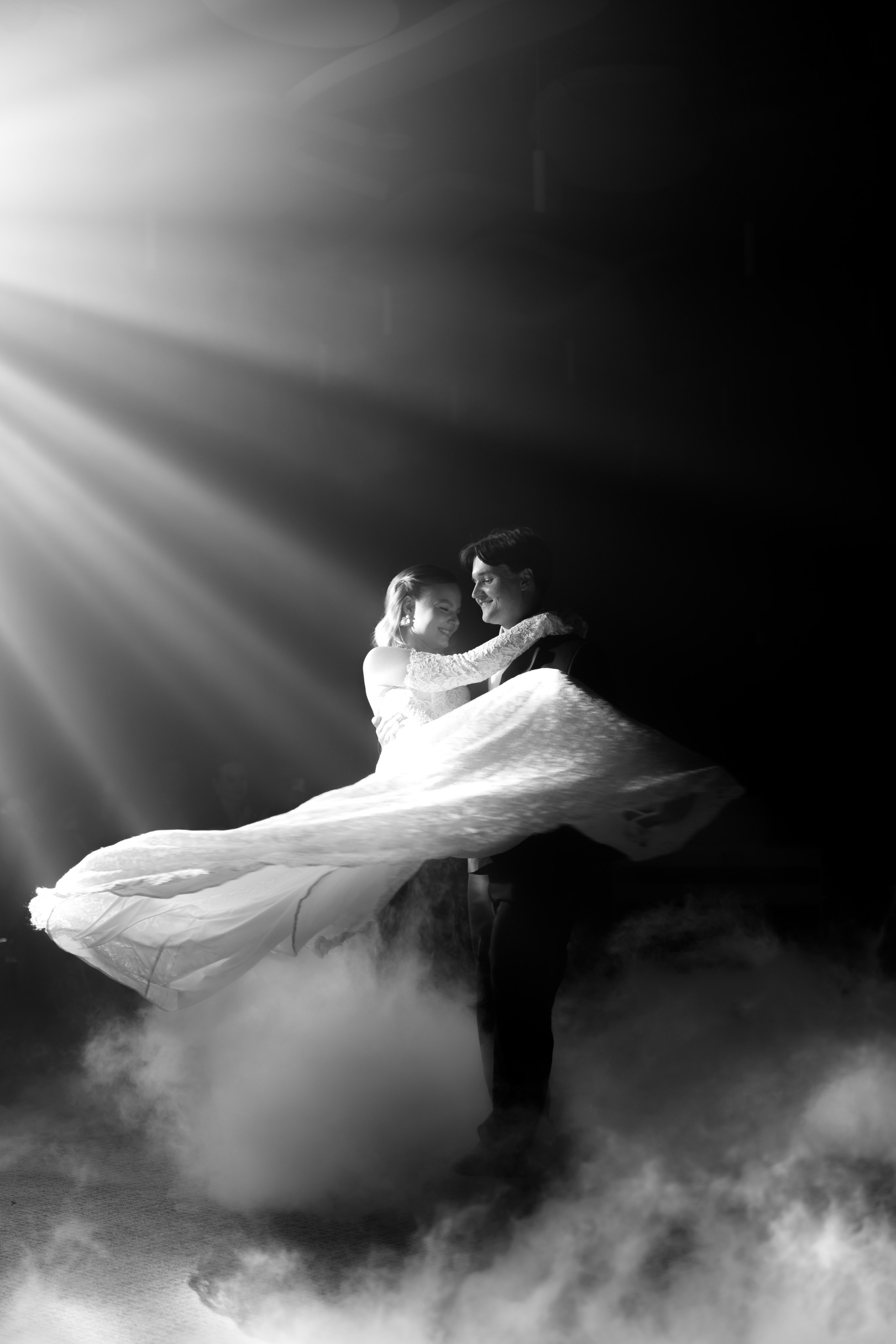 Таня и Тимур, утренние сборы в квартире и свадебный ужин. Фотограф любви в городе Казань