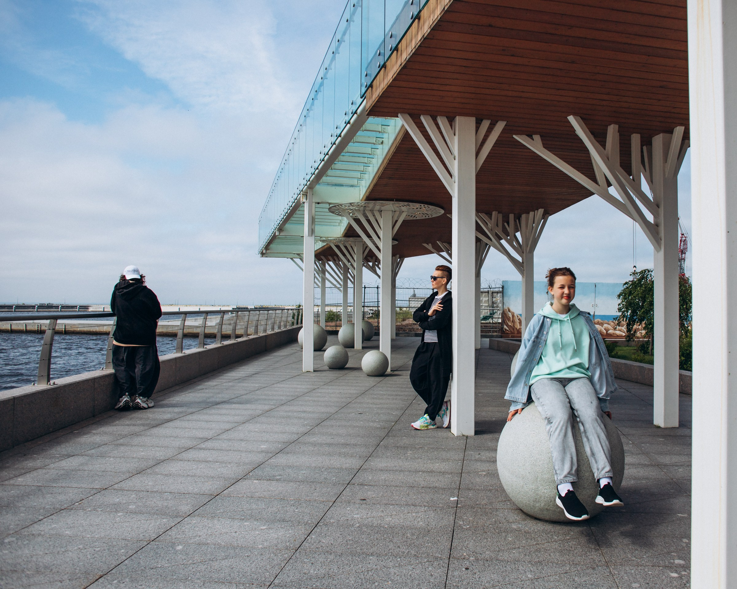 Катерина с детьми в июле. Фотопрогулка в Петербурге. Индивидуальный и семейный фотограф в Санкт-Петербурге