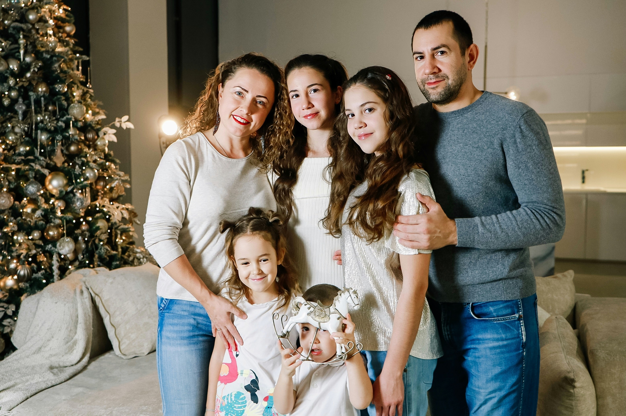 Дружная семья с четырьмя детьми. Визуал для эспертов и блогеров