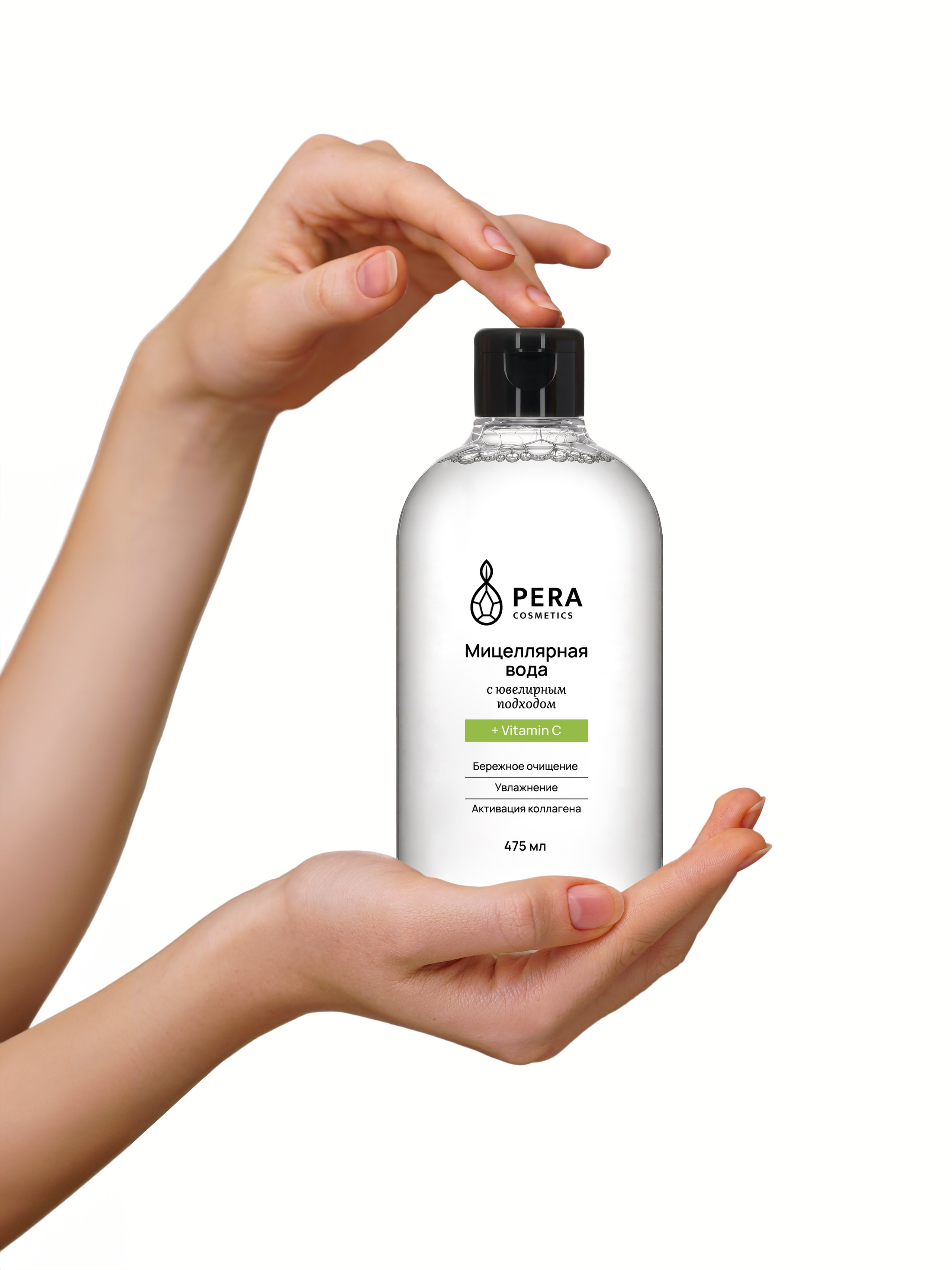 Две руки держат бутылку с мицеллярной водой