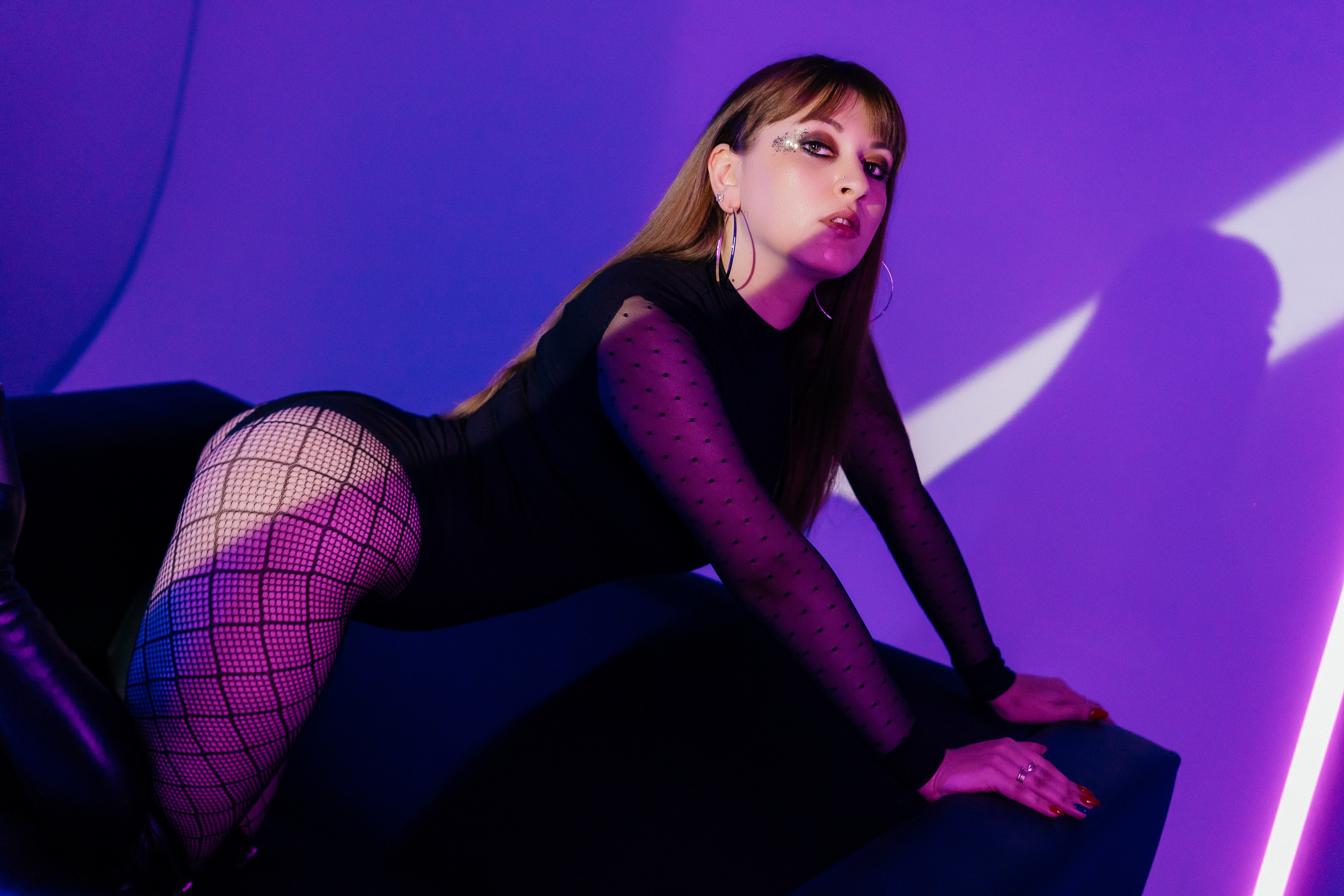 Фотосессия в неоновом свете в фотостудии. Фотограф и видеограф Смоленск | Студия Цезарь