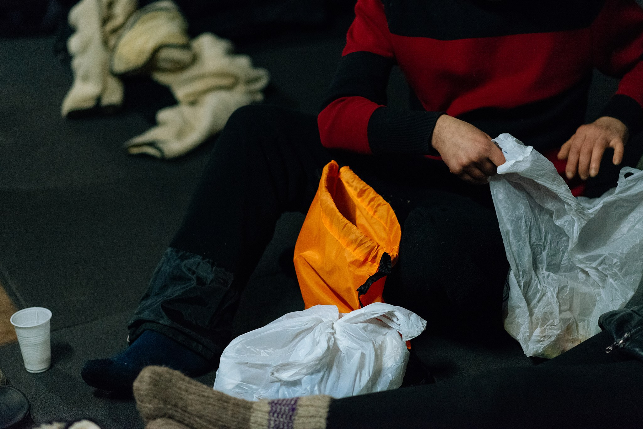 Выдача подарков в Пункте обогрева и Ночном приюте. Репортажный фотограф в Санкт-Петербурге Анастасия Клёпова