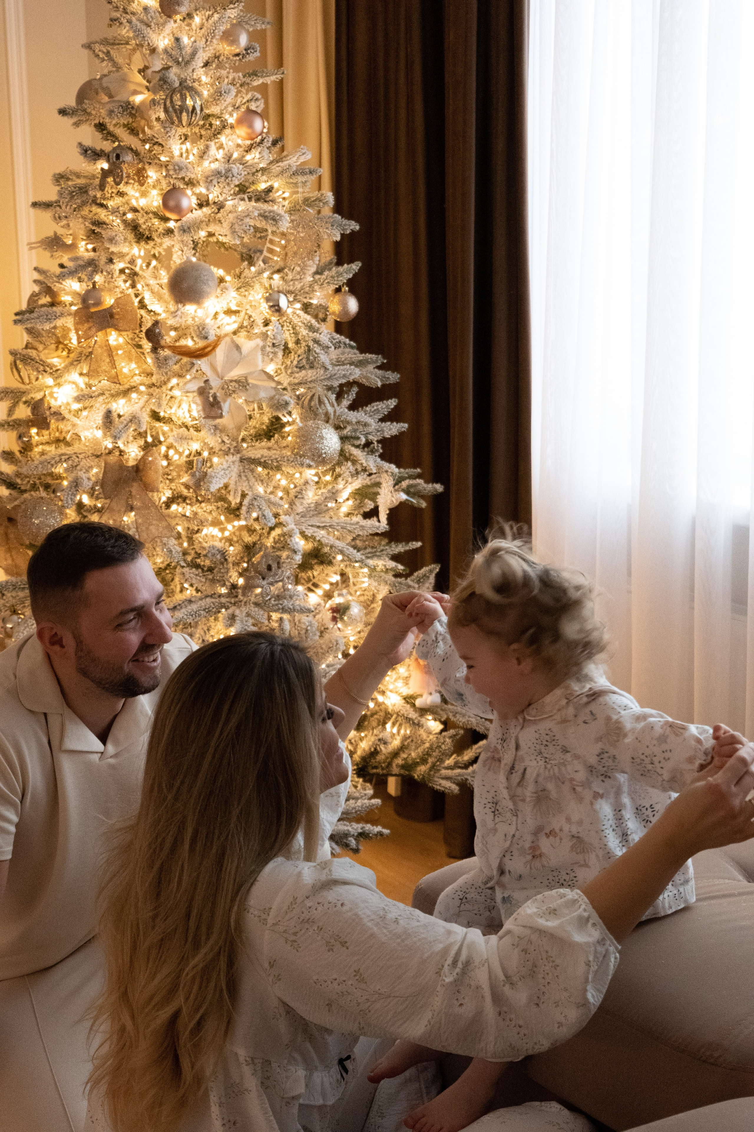 Семейная новогодняя фотосессия дома. Фотограф видеограф Ольга Василевская