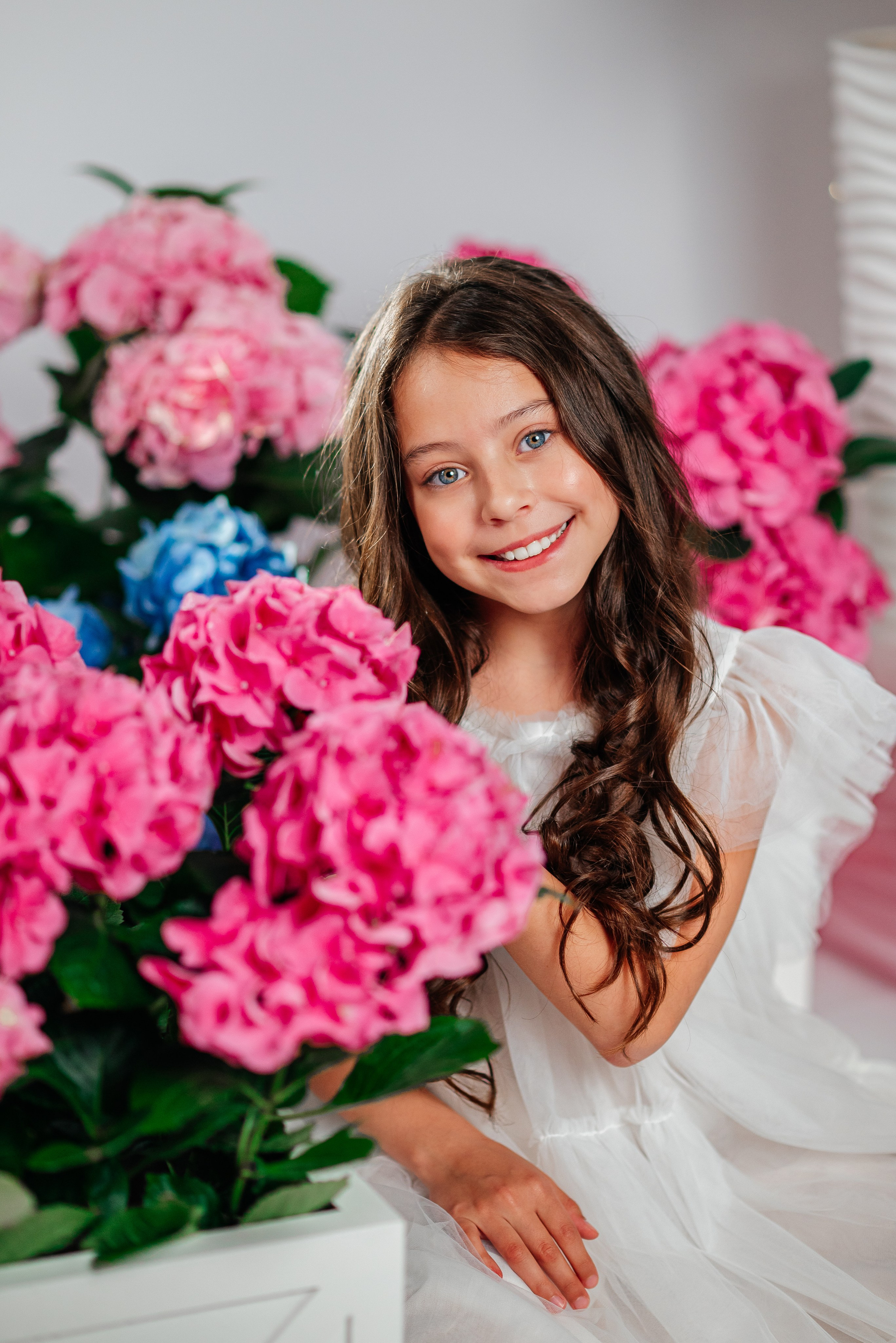 Вероника и гортензии. Семейный фотограф в Краснодаре