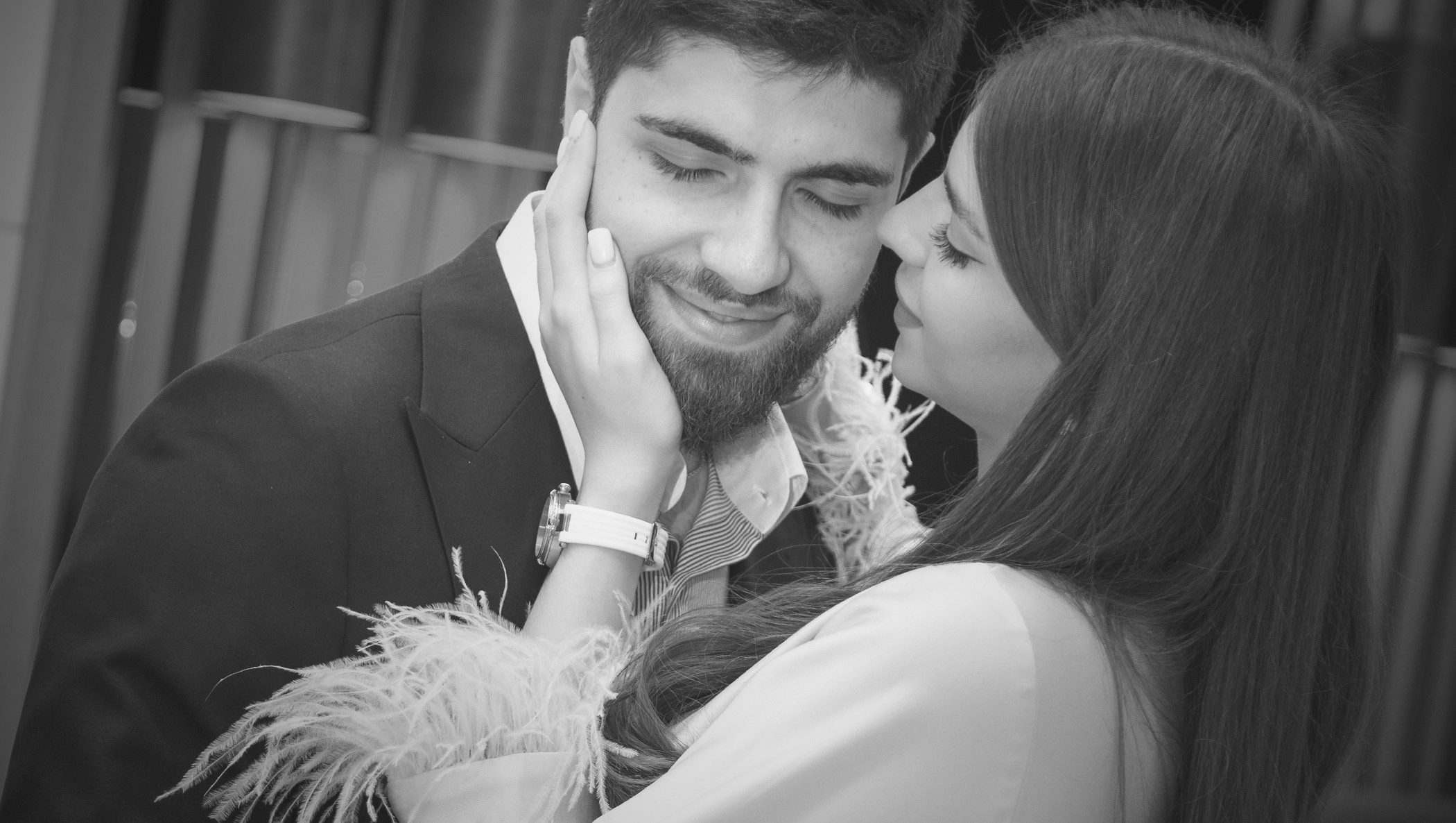 черно белое фото где невеста нежно держит жениха за лицо 