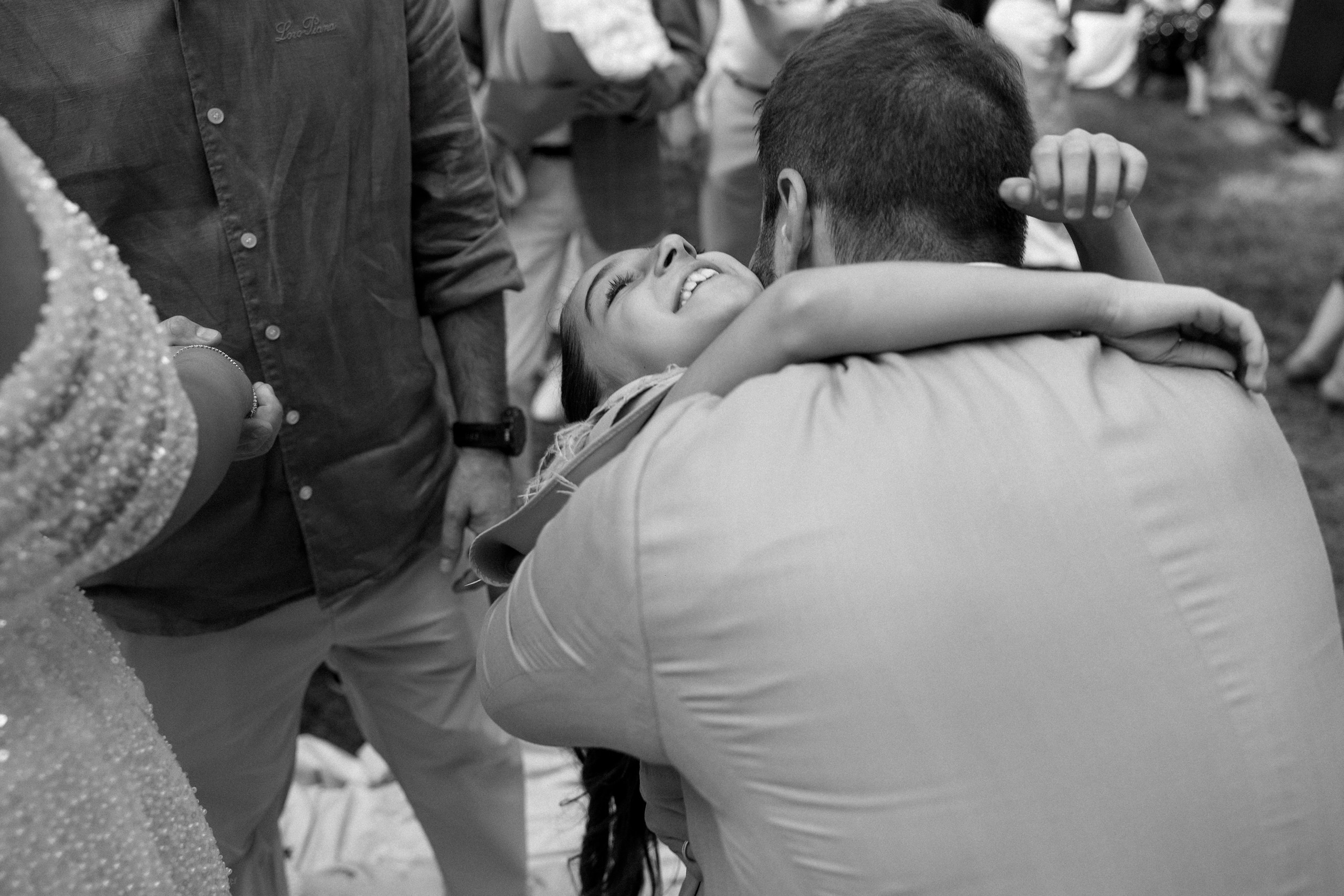 Здравствуйте! Я свадебный фотограф из Ульяновска, работаю в том числе по всей России и с выездом за границу. Снимаю свадьбы, lovestory, корпоративы, светский репортаж. Провожу обучение по фотографии, мастер-классы и воркшопы для других фотографов.